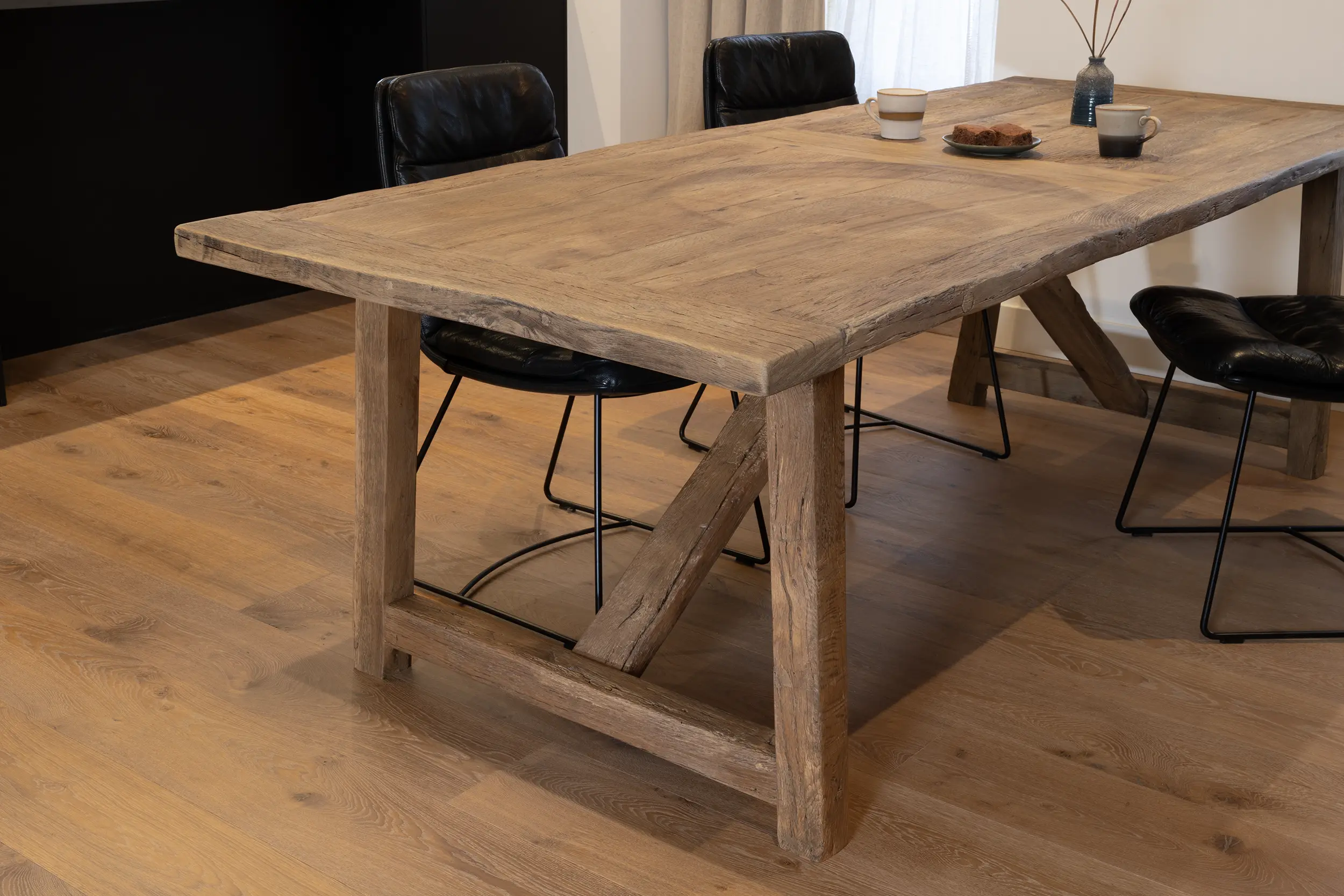 Eiken eettafel Rothenburg Z007-25-6 Eettafel Rothenburg gemaakt van hergebruikt oud eikenhout. Op maat verkrijgbaar.