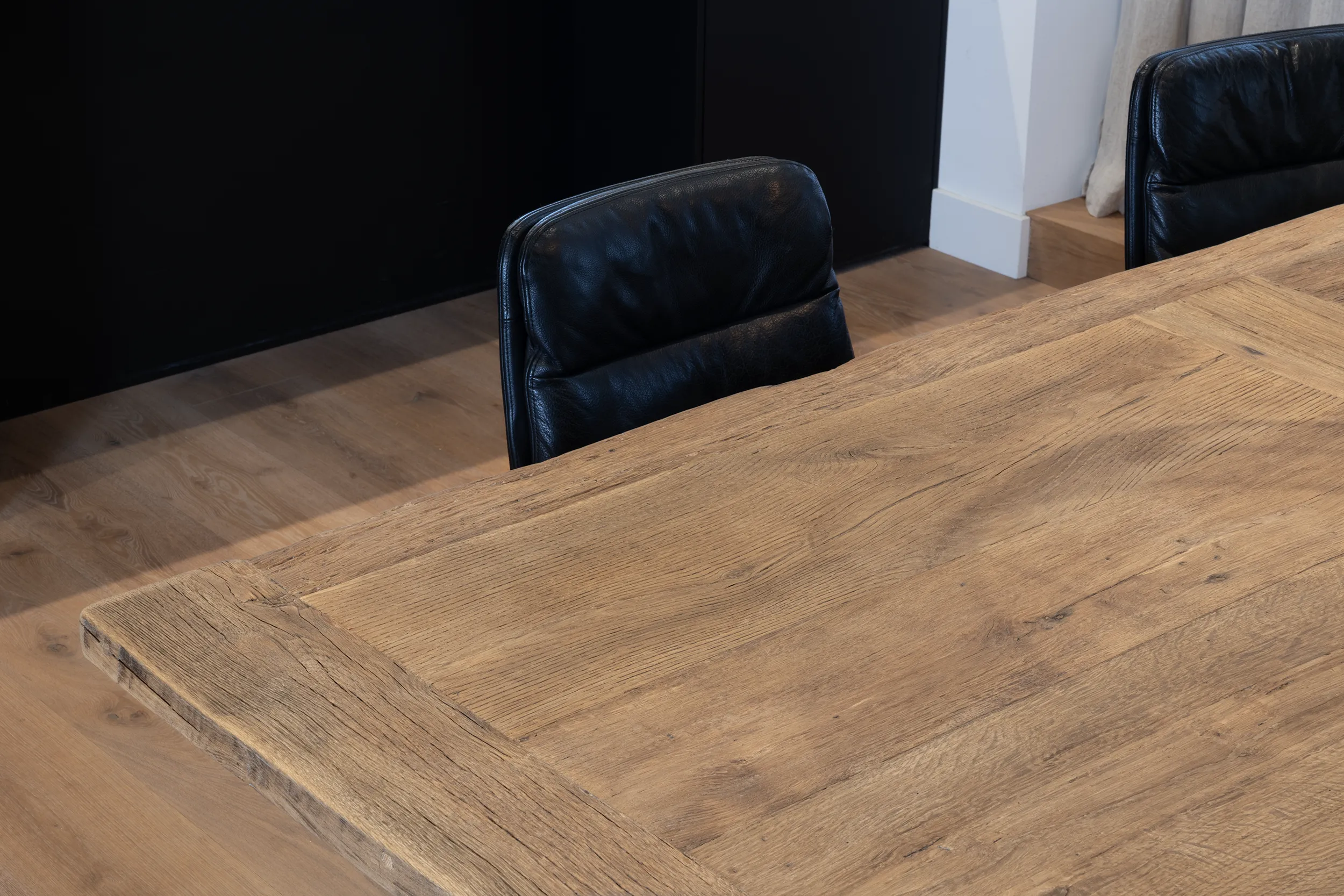 Eiken eettafel Rothenburg Z007-25-7 Eettafel Rothenburg gemaakt van hergebruikt oud eikenhout. Op maat verkrijgbaar.