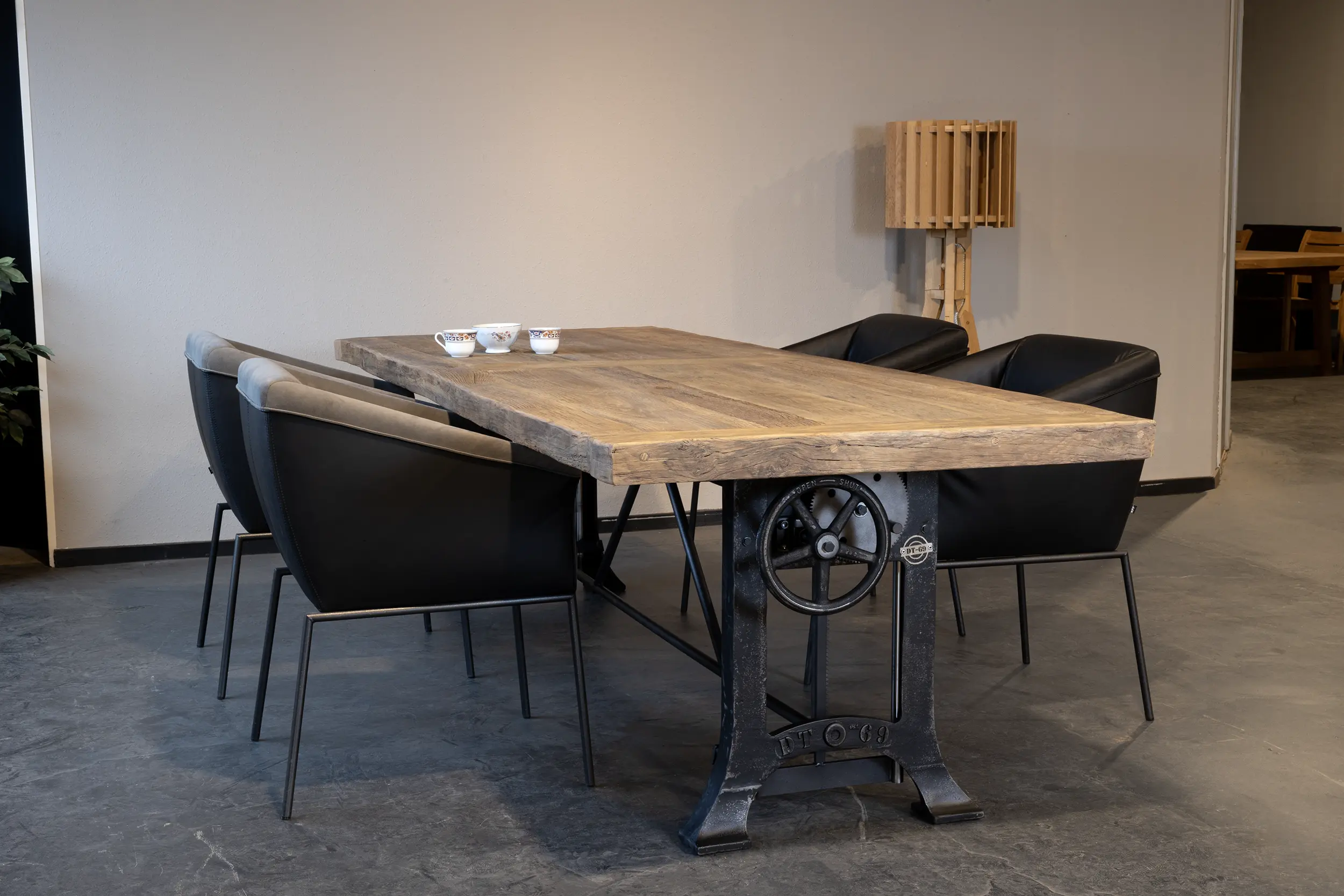 DT03 Eiken in hoogte verstelbare eettafel 2026-01 (3)