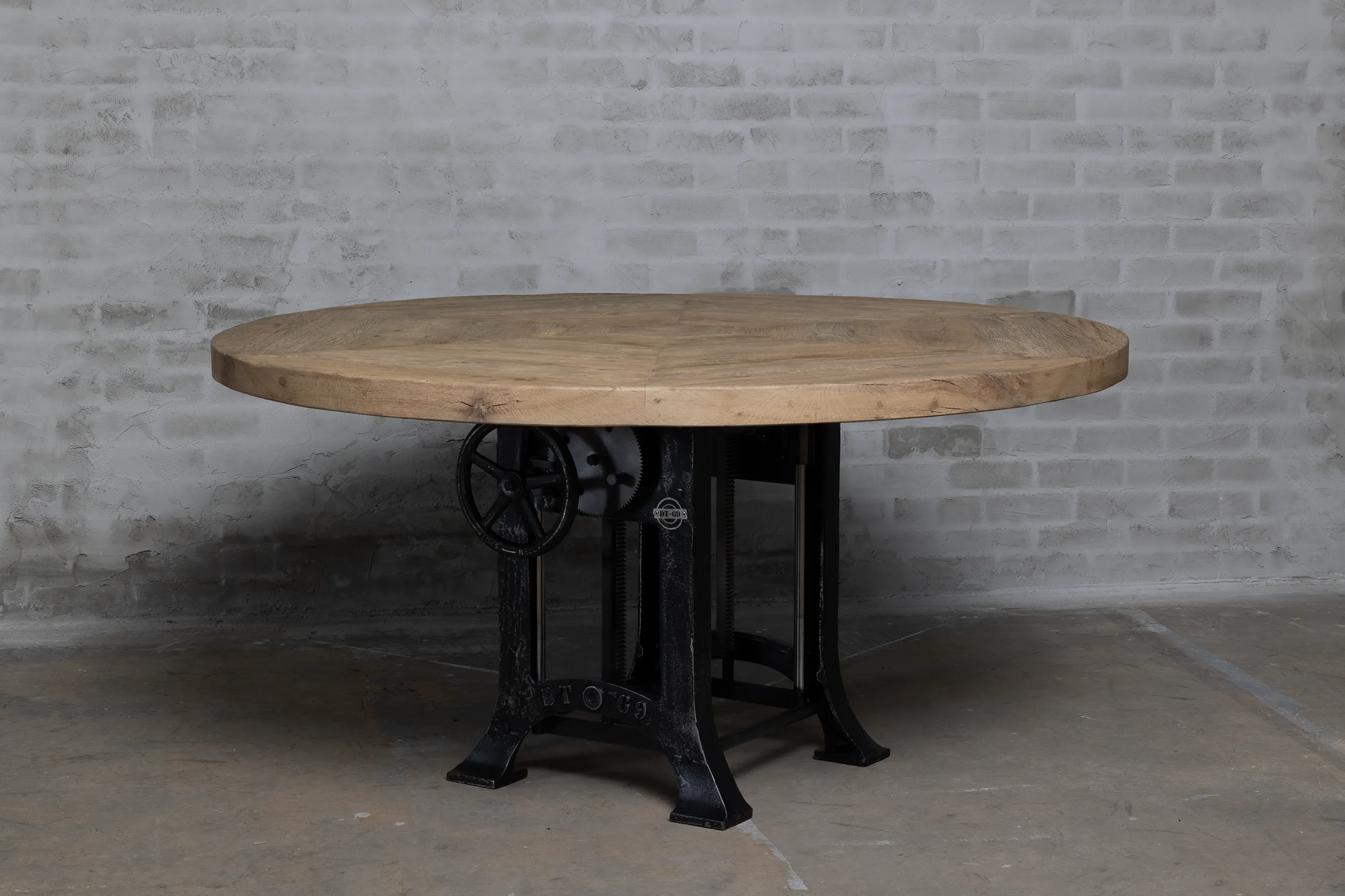 Ronde eiken eettafel in hoogte verstelbaar DT24-1 Vooraanzicht ronde eiken eettafel met in hoogte verstelbare tafelpoten