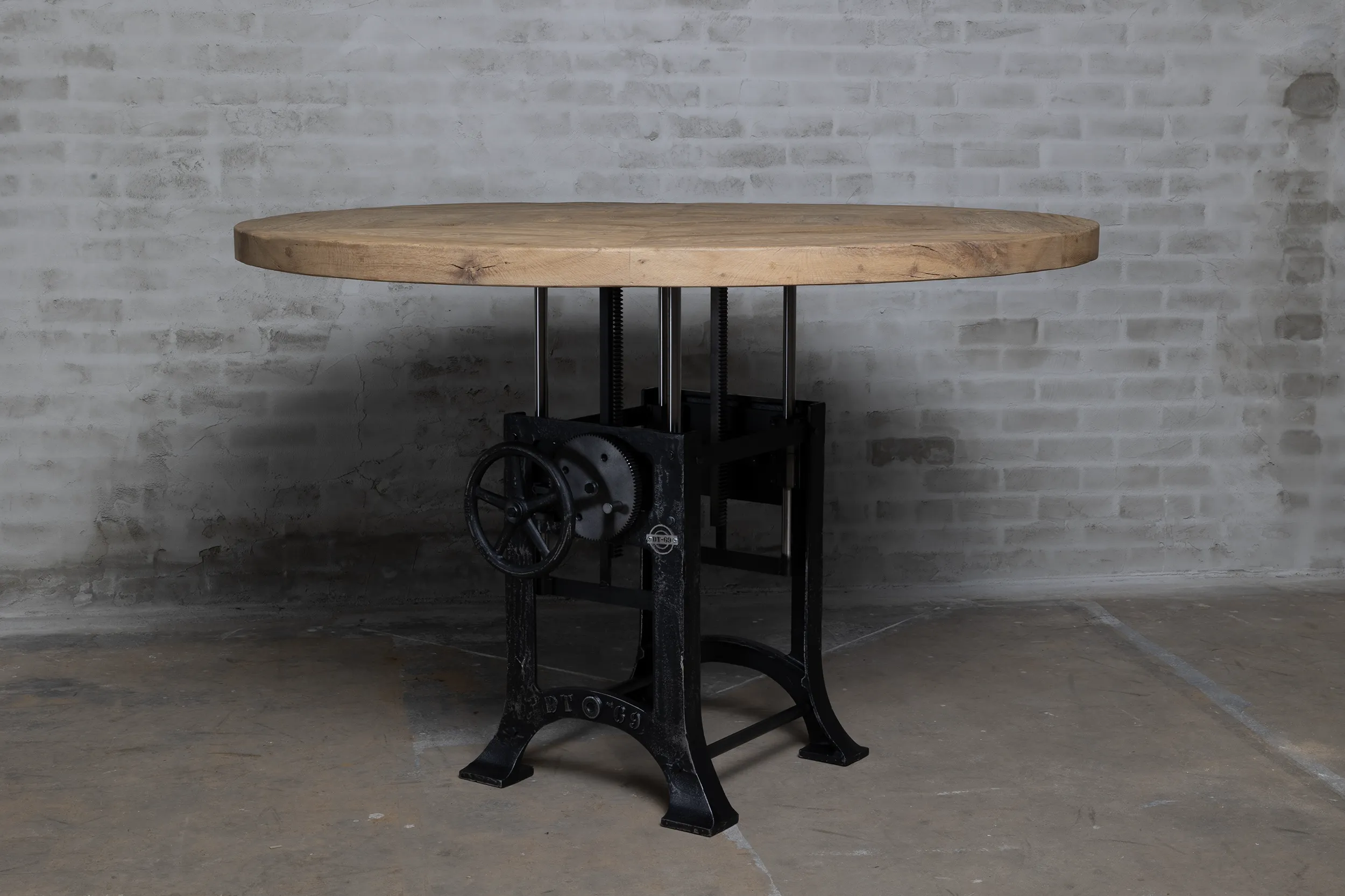 Ronde eiken eettafel in hoogte verstelbaar DT24-3 Vooraanzicht ronde eiken eettafel met in hoogte verstelbare tafelpoten