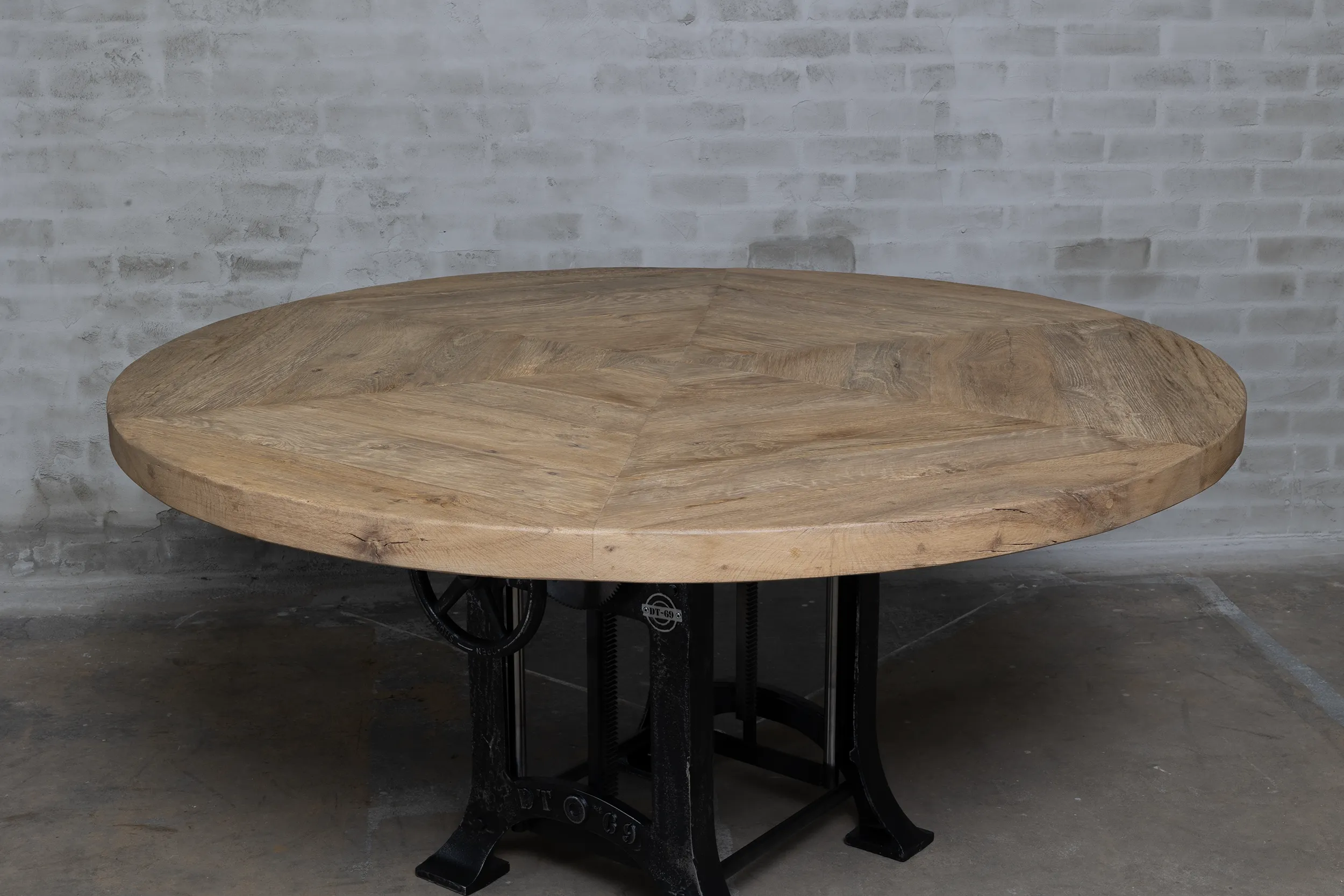 Ronde eiken eettafel in hoogte verstelbaar DT24-4 Bovenaanzicht rond eiken tafelblad van de DT24 in hoogte verstelbare eettafel