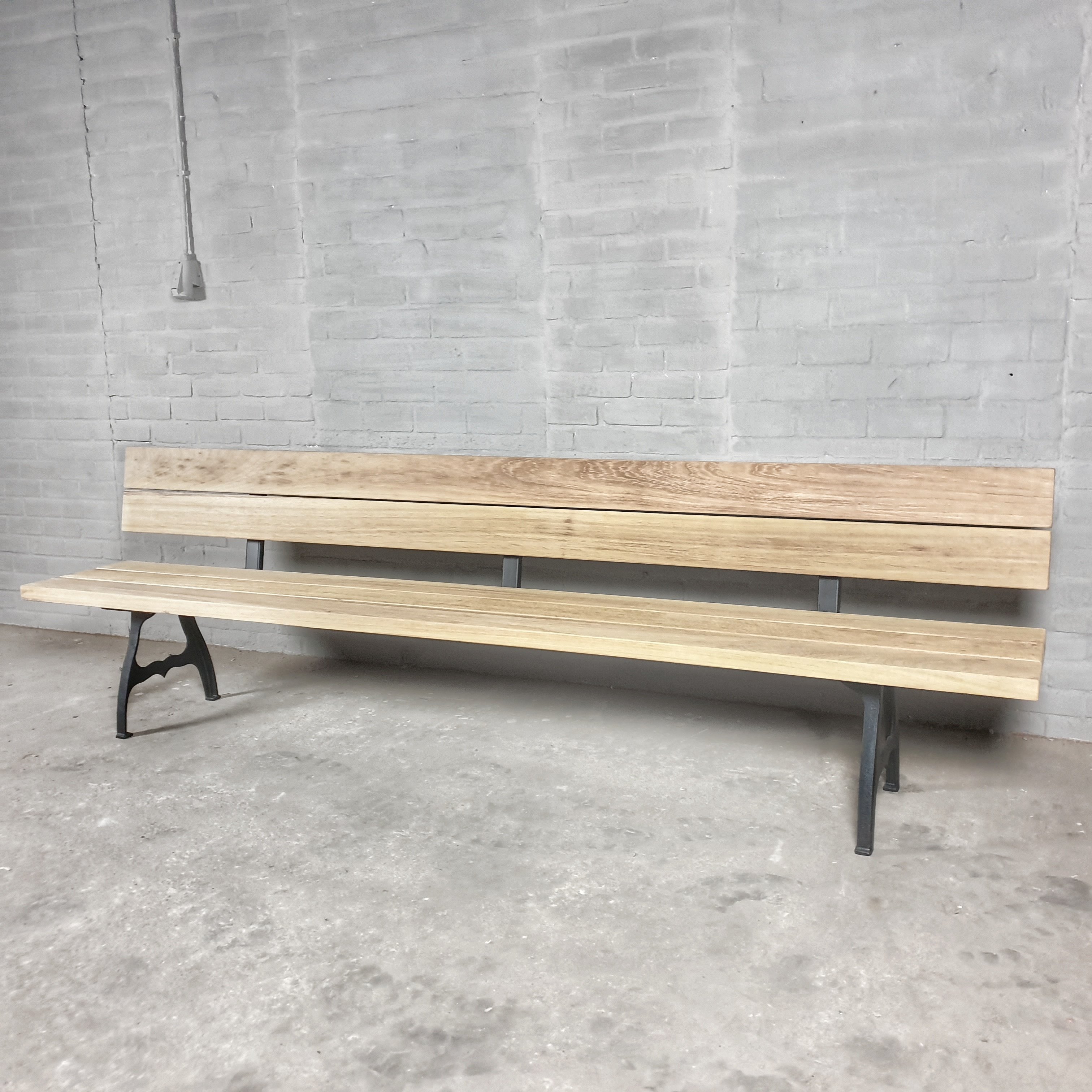 Industrie Design Gartenbank mit Rückenlehne und Beinen aus ...