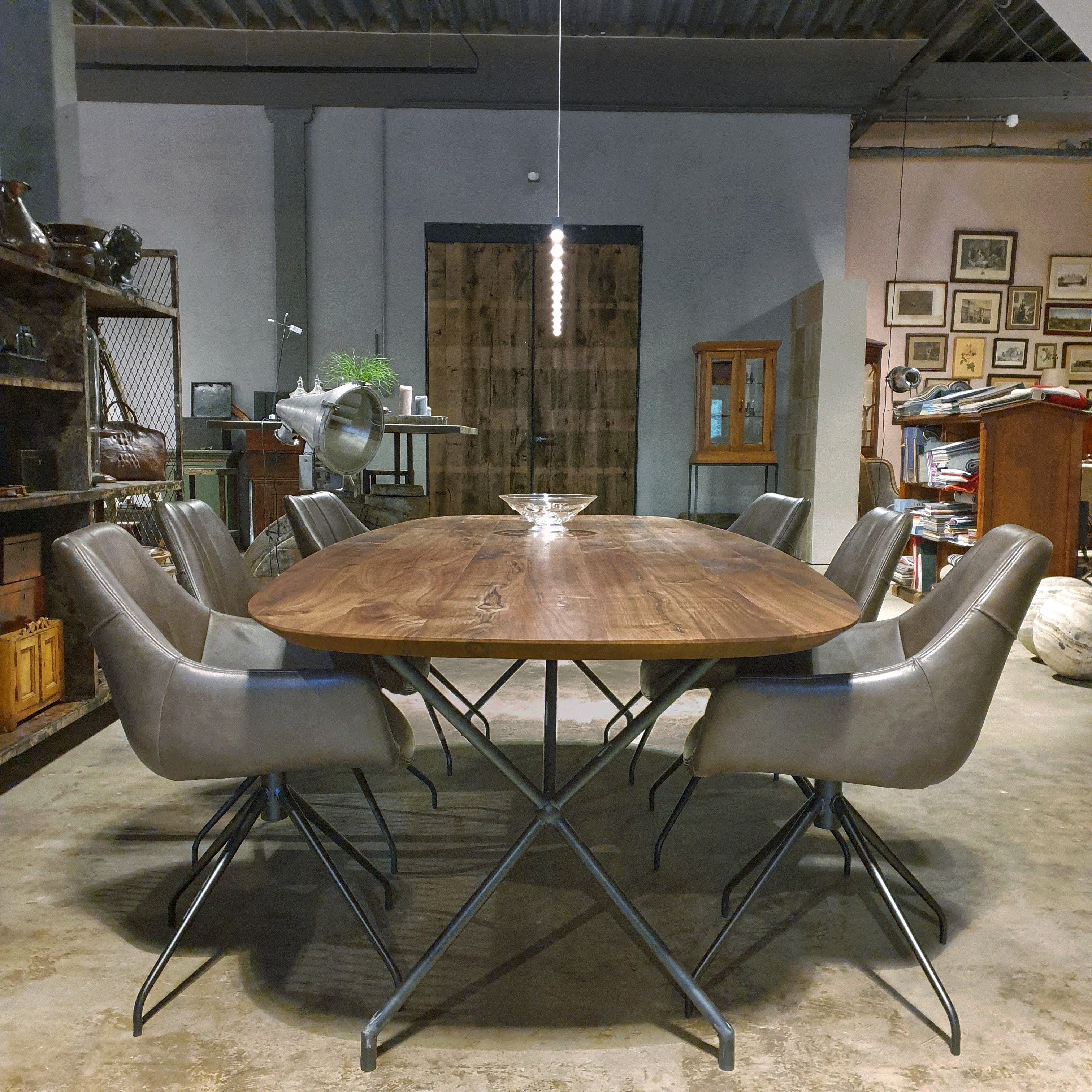 Ovaler Tisch aus amerikanischem Nussbaumholz, Tischgestell aus Stahl - IND716