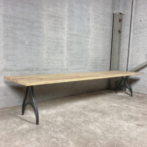 Industrie Design Gartentisch mit Beine aus Gusseisen, Tischplatte aus Hartholz Iroko - T03