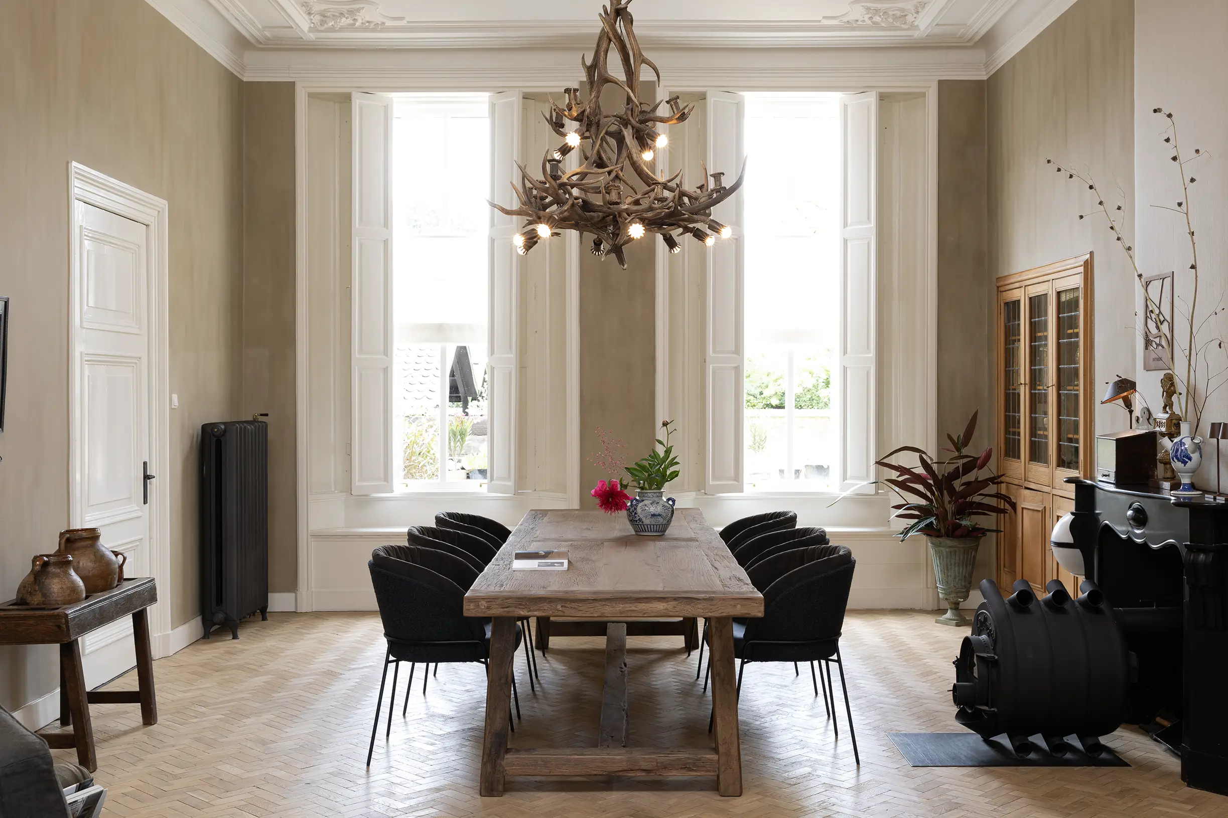 Landelijke eettafel van oud eikenhout op maat gemaakt