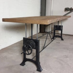 höhenverstellbarer Tisch mit 7 cm alter Eichenplatte - Industriedesign
