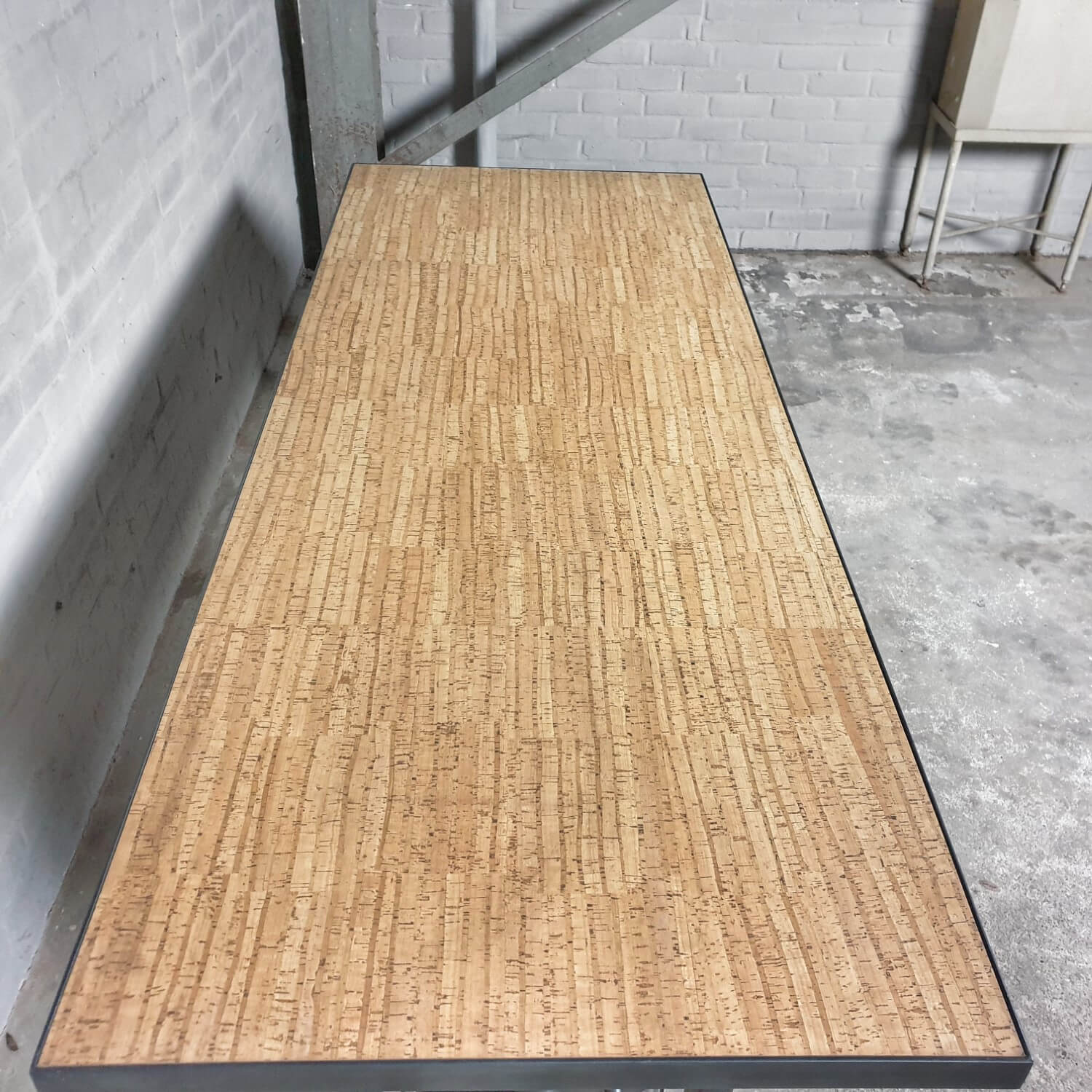 Höhenverstellbarer Tisch - Gusseisen Tischgestell - Tischplatte aus