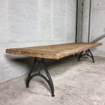 industrie-design-esstisch-gusseisen-beine-tischplatte-7-cm-dick-sonnenverbrannte-altholz-eiche-dt17-01