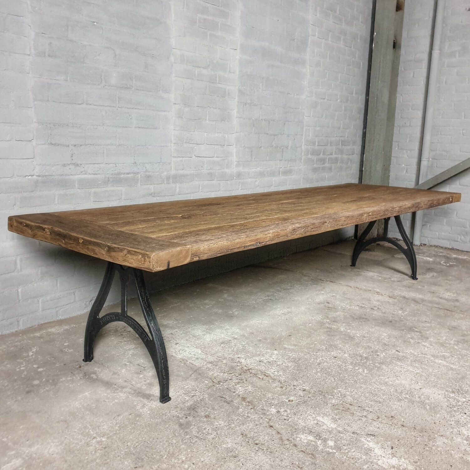 industrie-design-esstisch-gusseisen-beine-tischplatte-7-cm-dick-sonnenverbrannte-altholz-eiche-dt17-03