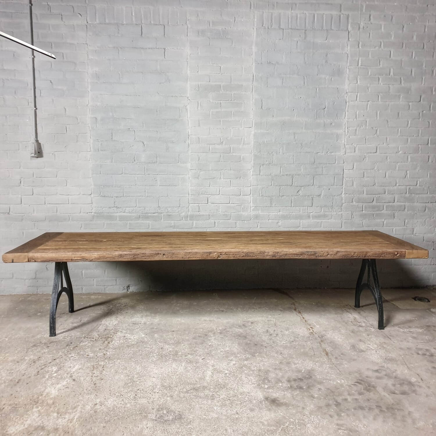 industrie-design-esstisch-gusseisen-beine-tischplatte-7-cm-dick-sonnenverbrannte-altholz-eiche-dt17-05
