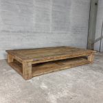 robuster-landhausstil-couchtisch-mit-zusatzlichem-bodenregal-sonnenverbrannte-altholz-eiche-h012-01