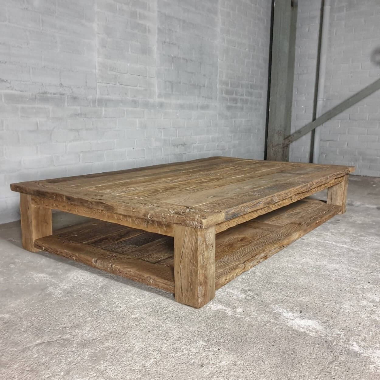 robuster-landhausstil-couchtisch-mit-zusatzlichem-bodenregal-sonnenverbrannte-altholz-eiche-h012-03