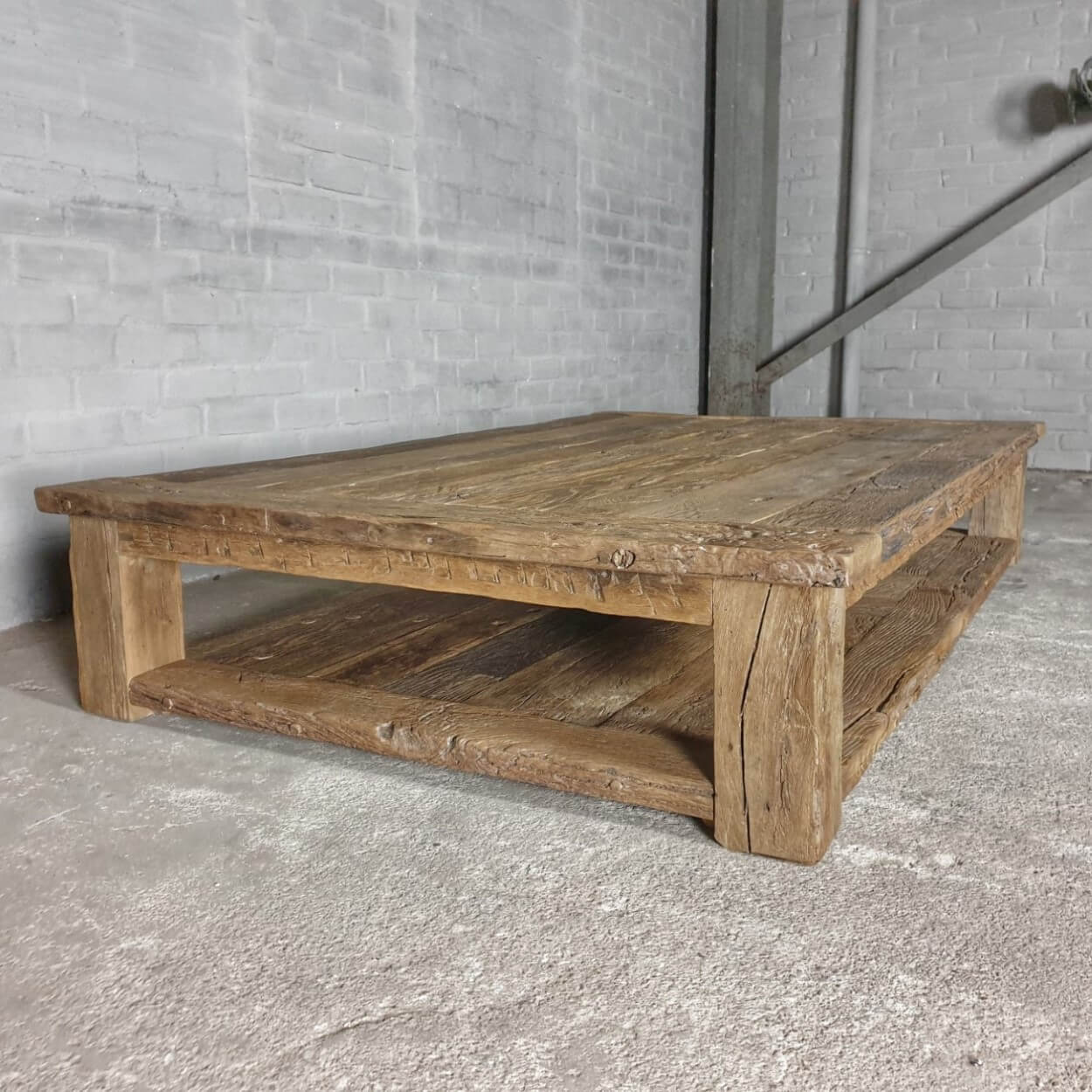 robuster-landhausstil-couchtisch-mit-zusatzlichem-bodenregal-sonnenverbrannte-altholz-eiche-h012-04