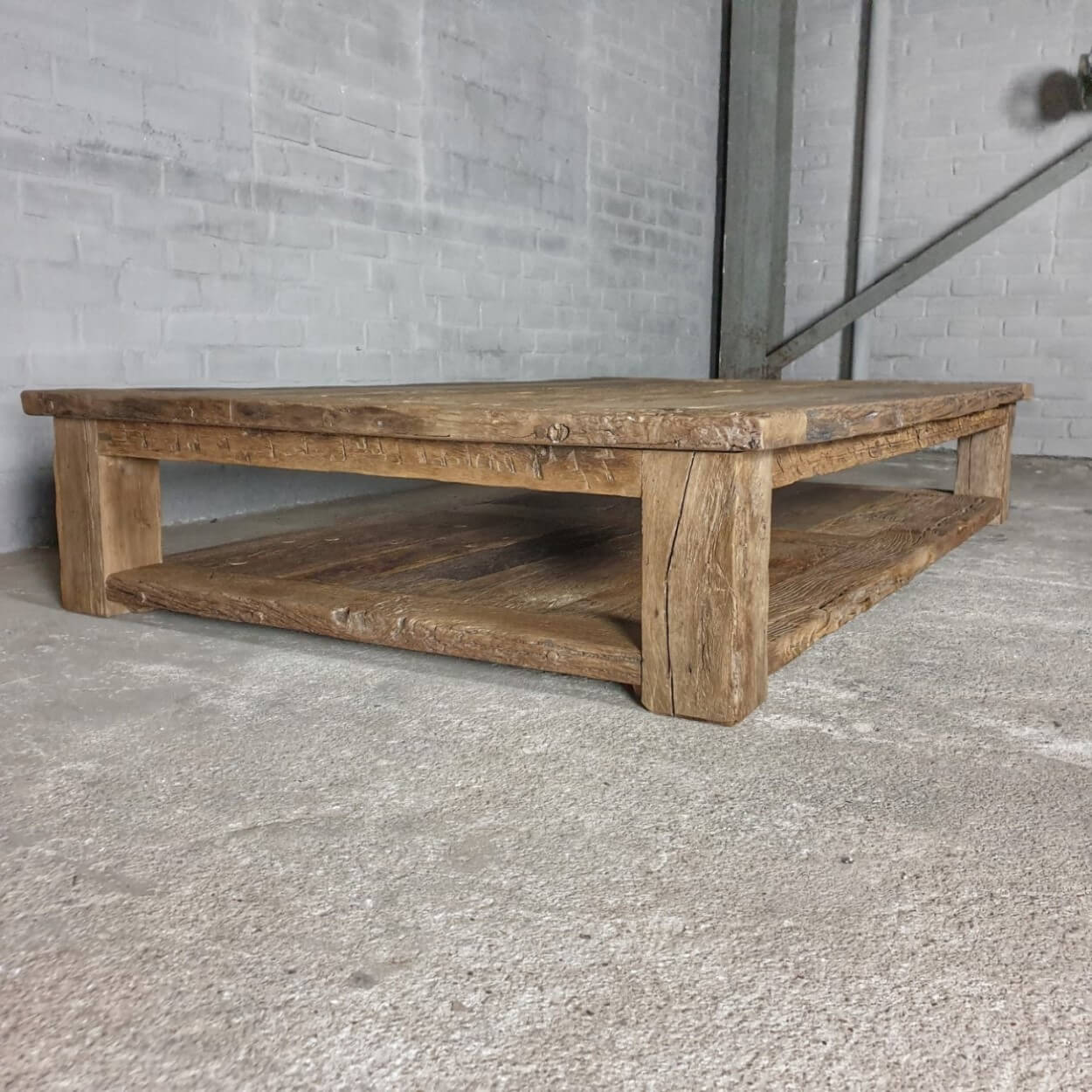 robuster-landhausstil-couchtisch-mit-zusatzlichem-bodenregal-sonnenverbrannte-altholz-eiche-h012-05