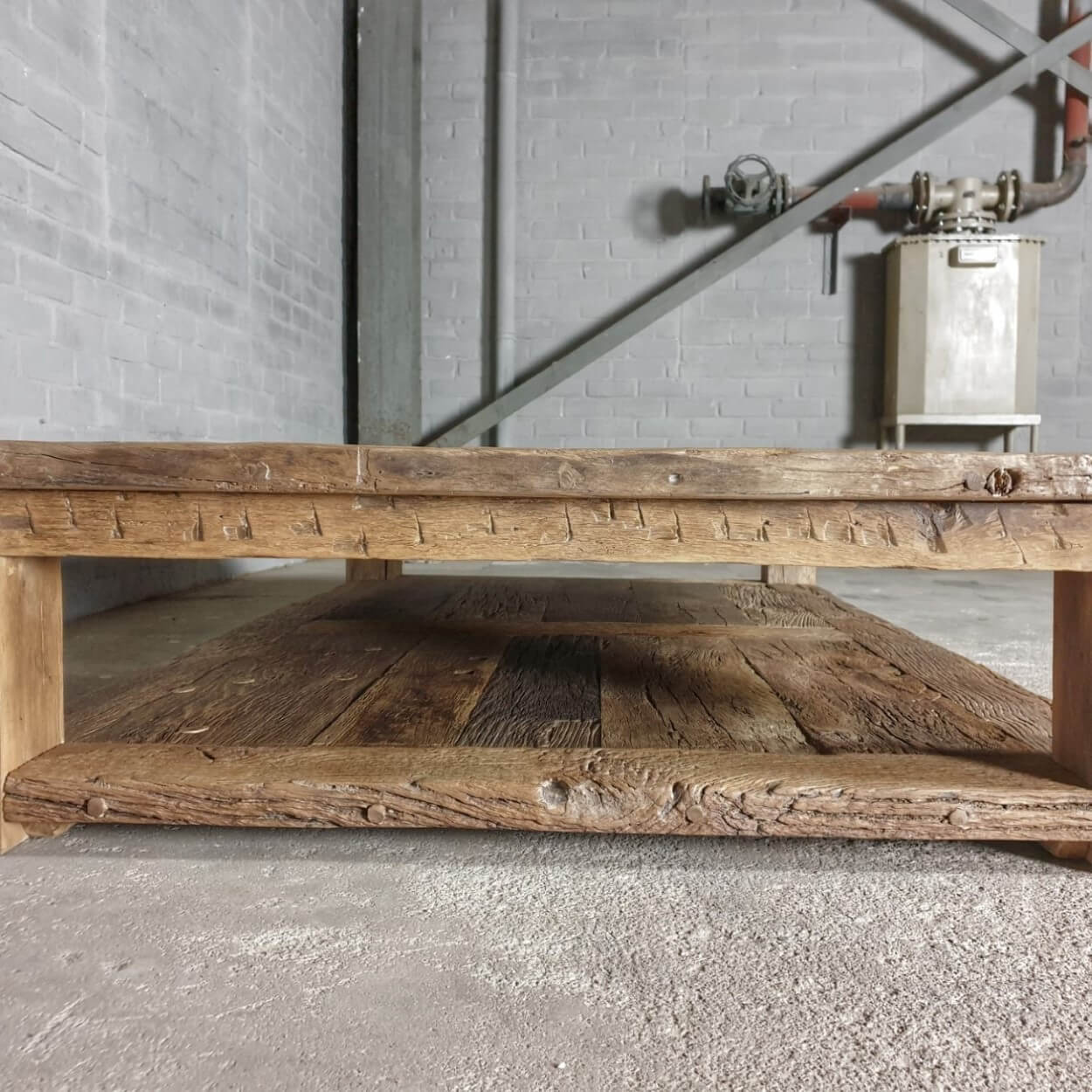 robuster-landhausstil-couchtisch-mit-zusatzlichem-bodenregal-sonnenverbrannte-altholz-eiche-h012-06