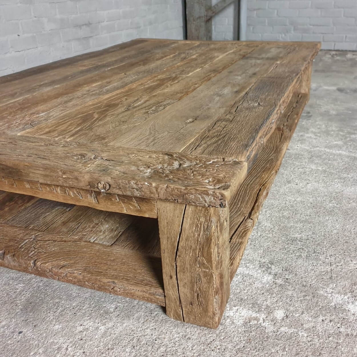 robuster-landhausstil-couchtisch-mit-zusatzlichem-bodenregal-sonnenverbrannte-altholz-eiche-h012-09