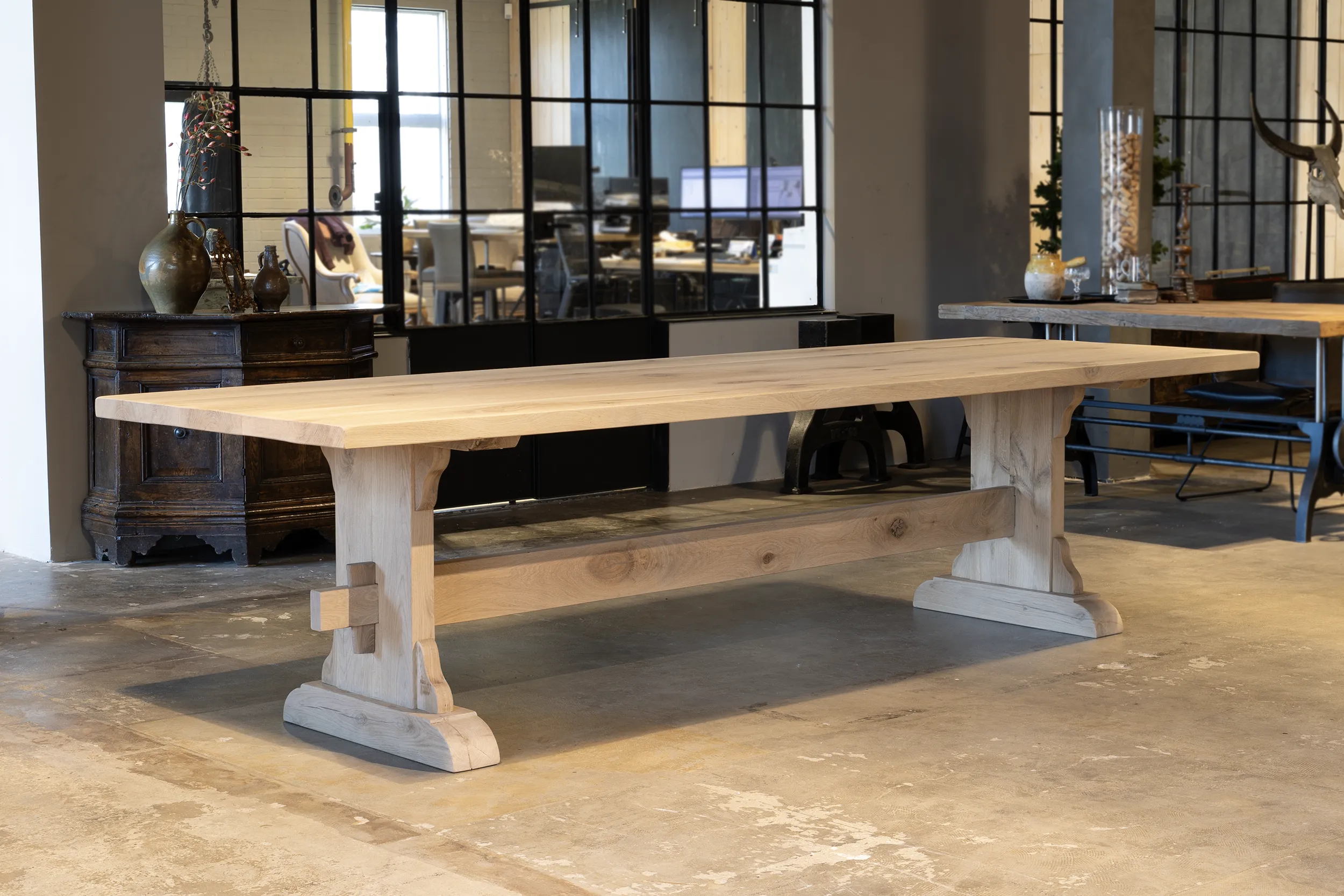 Overzichtsfoto van eikenhouten kasteeltafel G002 in de DT-69 showroom.