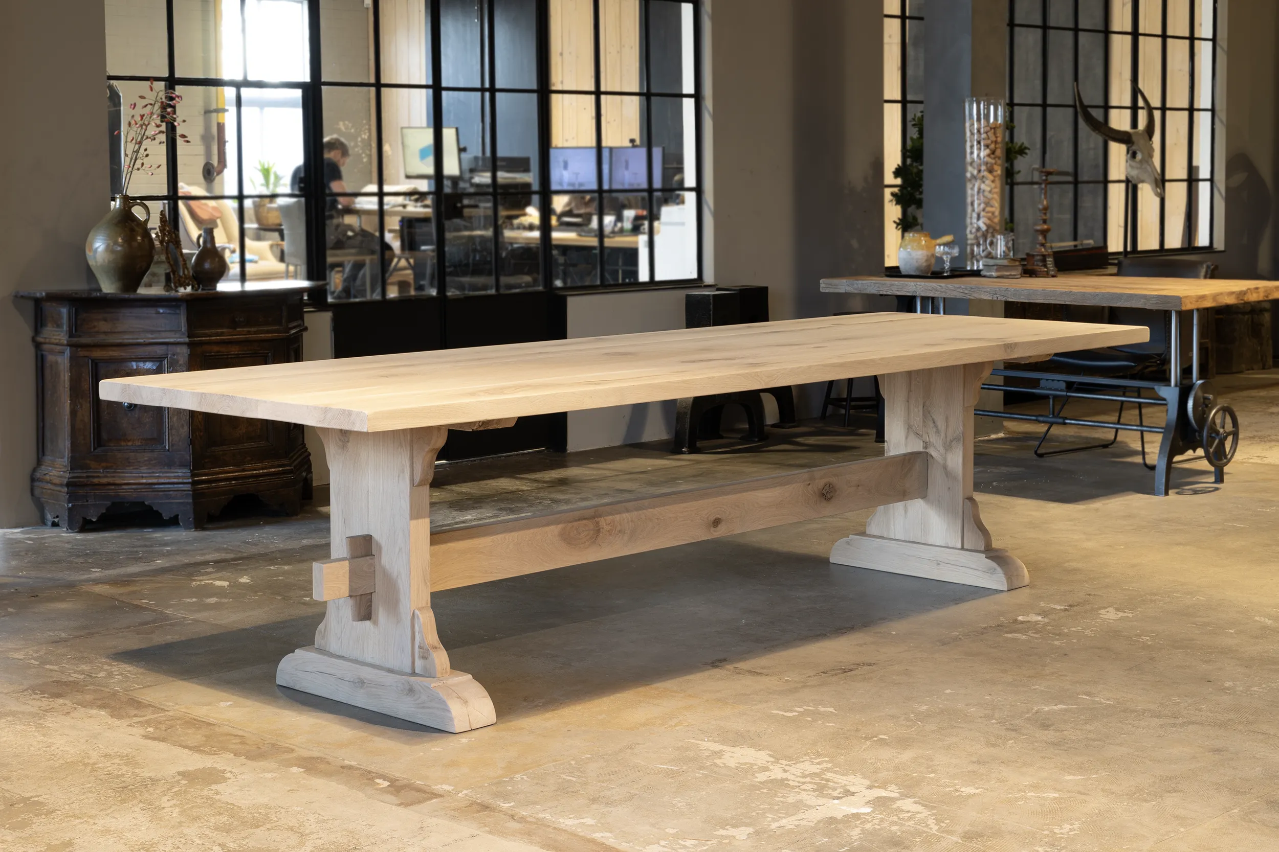 Overzichtsfoto van eikenhouten kasteeltafel G002 in de DT-69 showroom.