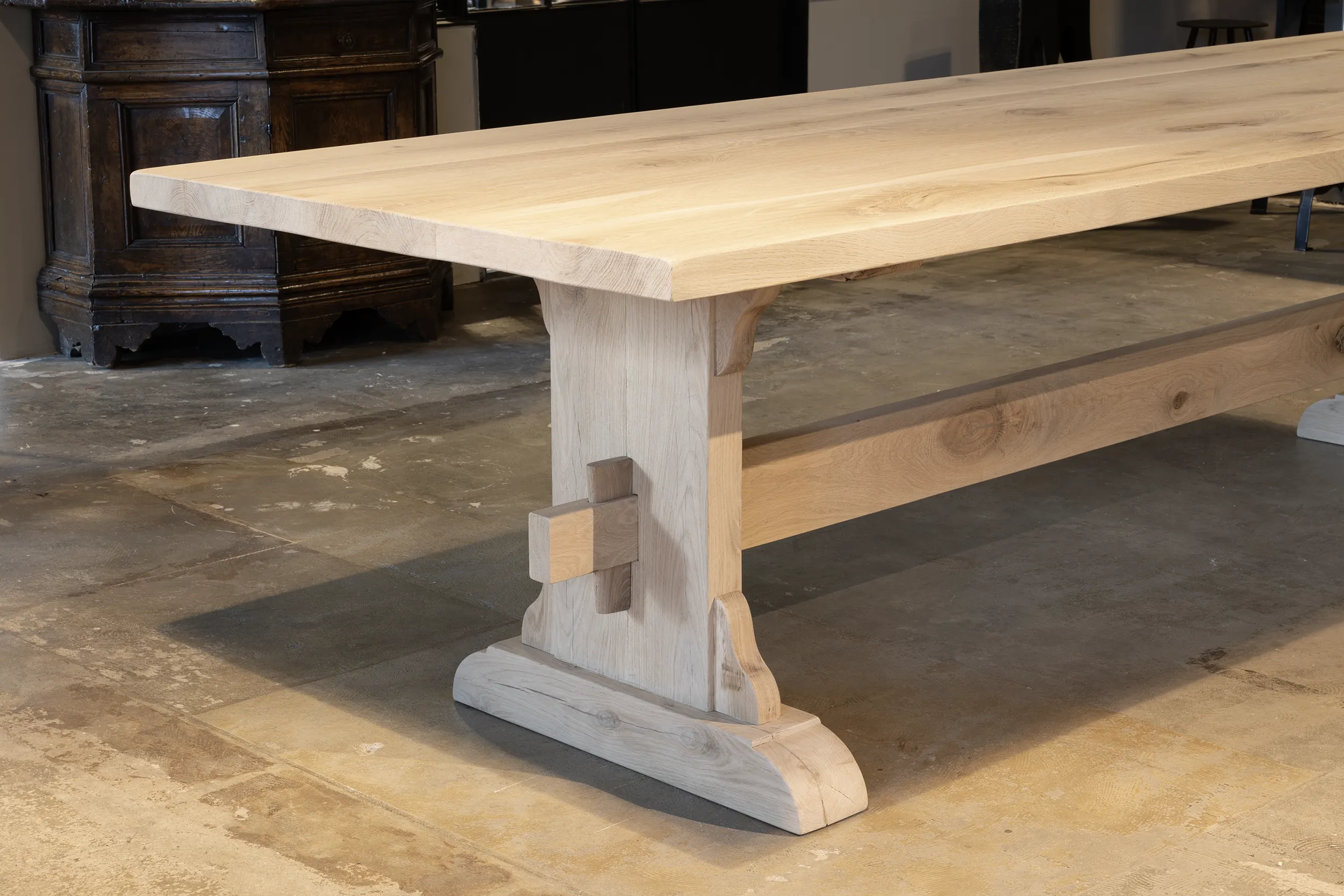 Closeup van kasteetlafel tafelpoot met houten verbinding.