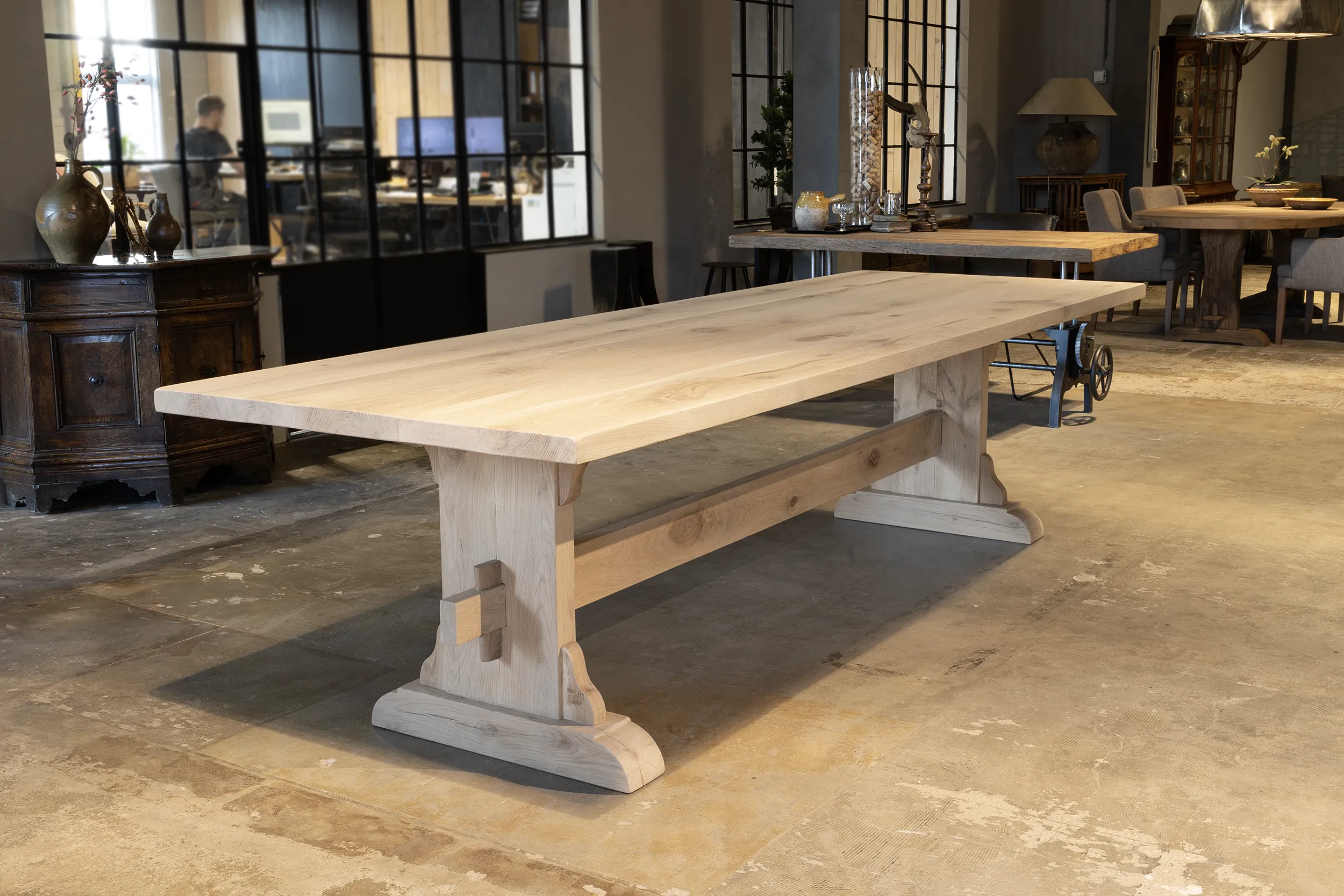 Overzichtsfoto van eikenhouten kasteeltafel G002 in de DT-69 showroom.