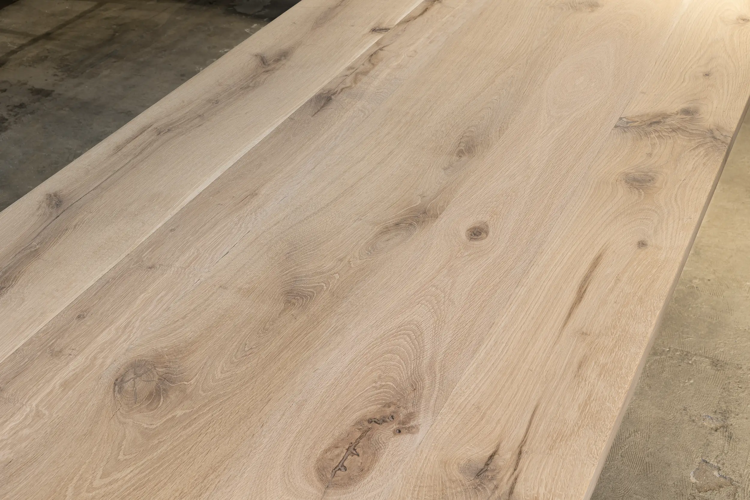 Closeup van rustiek tafelblad van eikenhouten kasteeltafel.