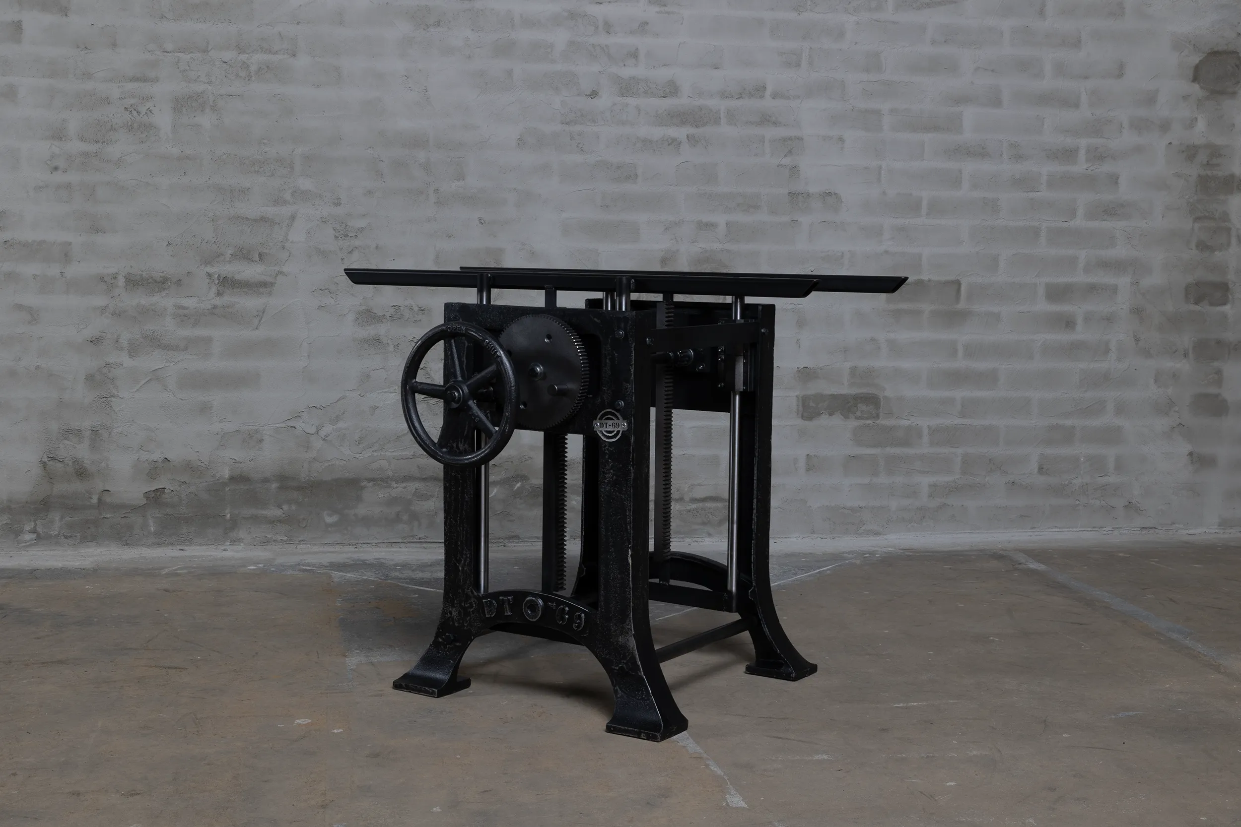 Individuell höhenverstellbarer Tischgestell für runden Tisch in unterer Position