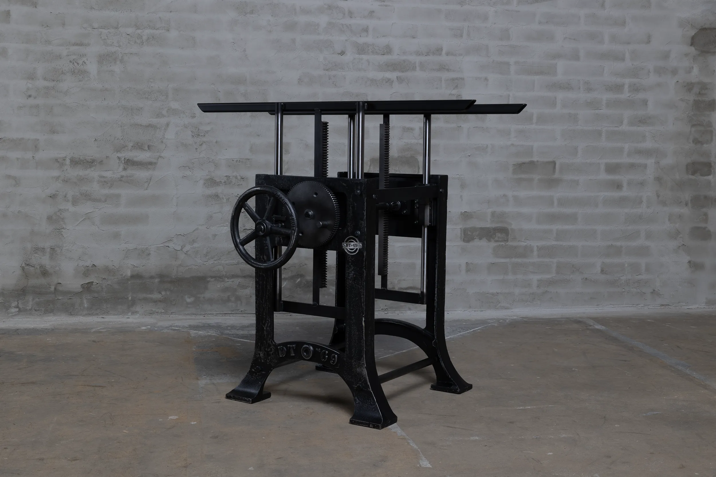 Individuell höhenverstellbarer Tischgestell für runden Tisch in mittlerer Position