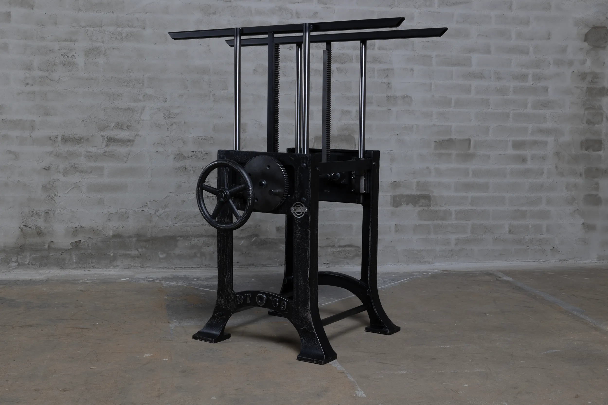 Individuell höhenverstellbarer Tischgestell für runde Tische in höherer Position