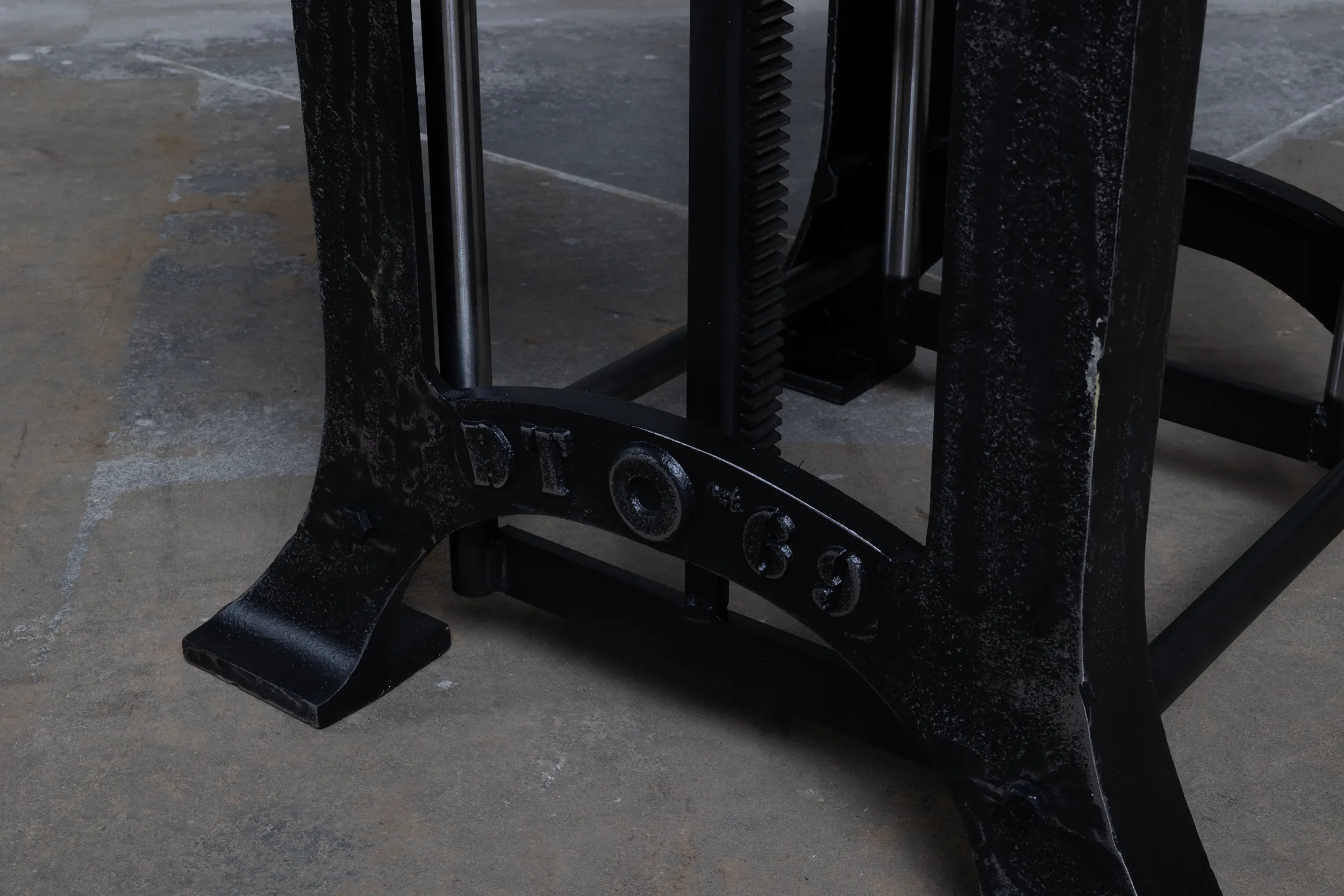 Nahaufnahme Tischbeine des höhenverstellbaren Tischgestells