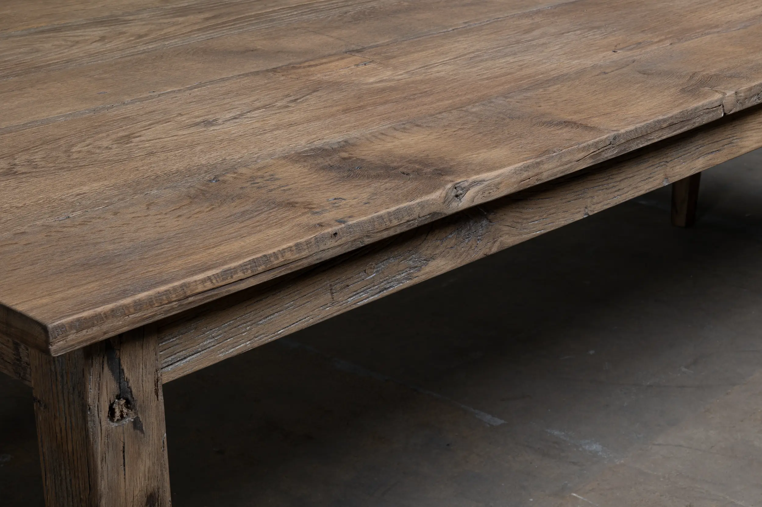 Closeup tafelpoot van Franse boerentafel Jean van oud eikenhout in landelijke stijl