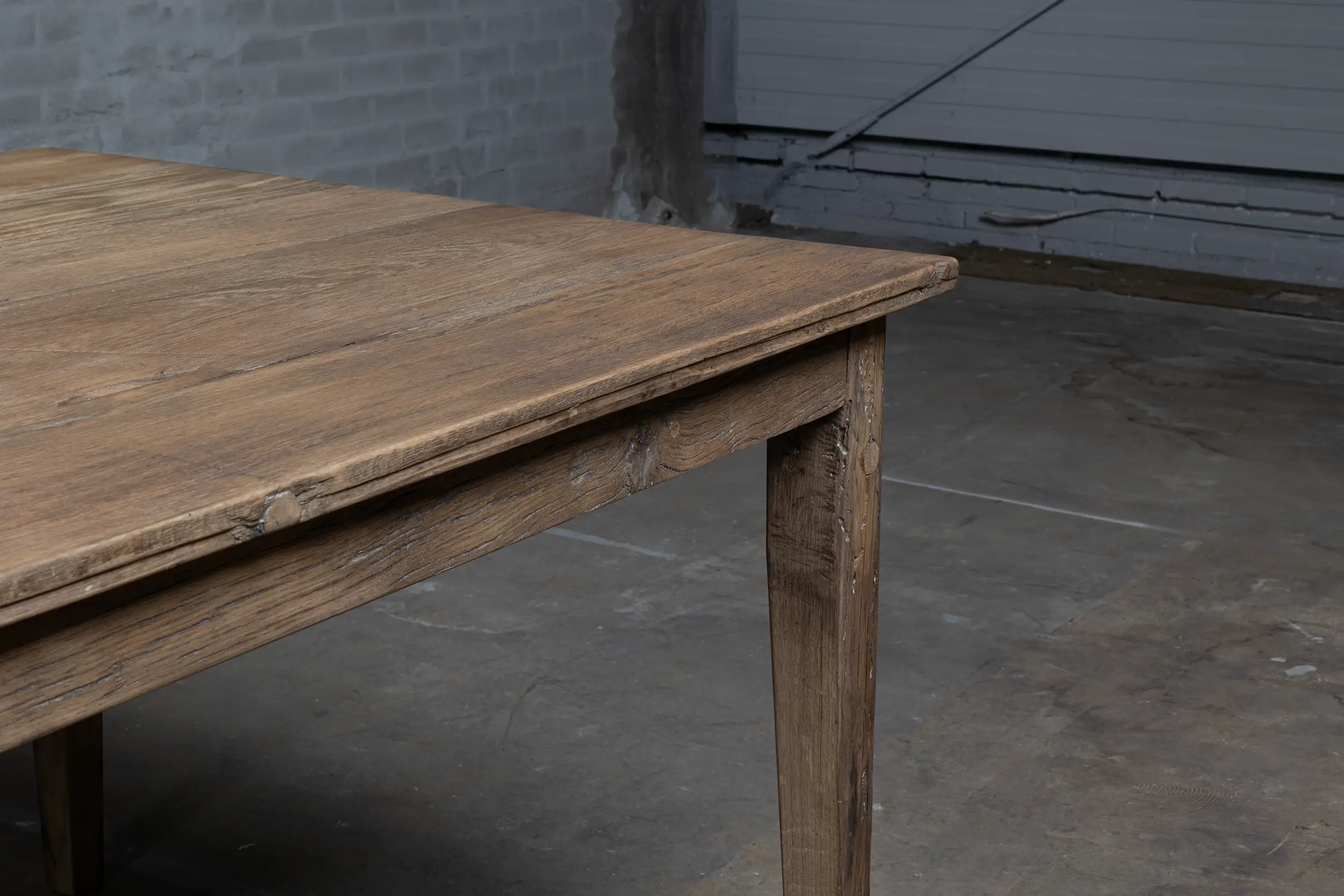 Closeup tafelpoot van Franse boerentafel Jean van oud eikenhout in landelijke stijl