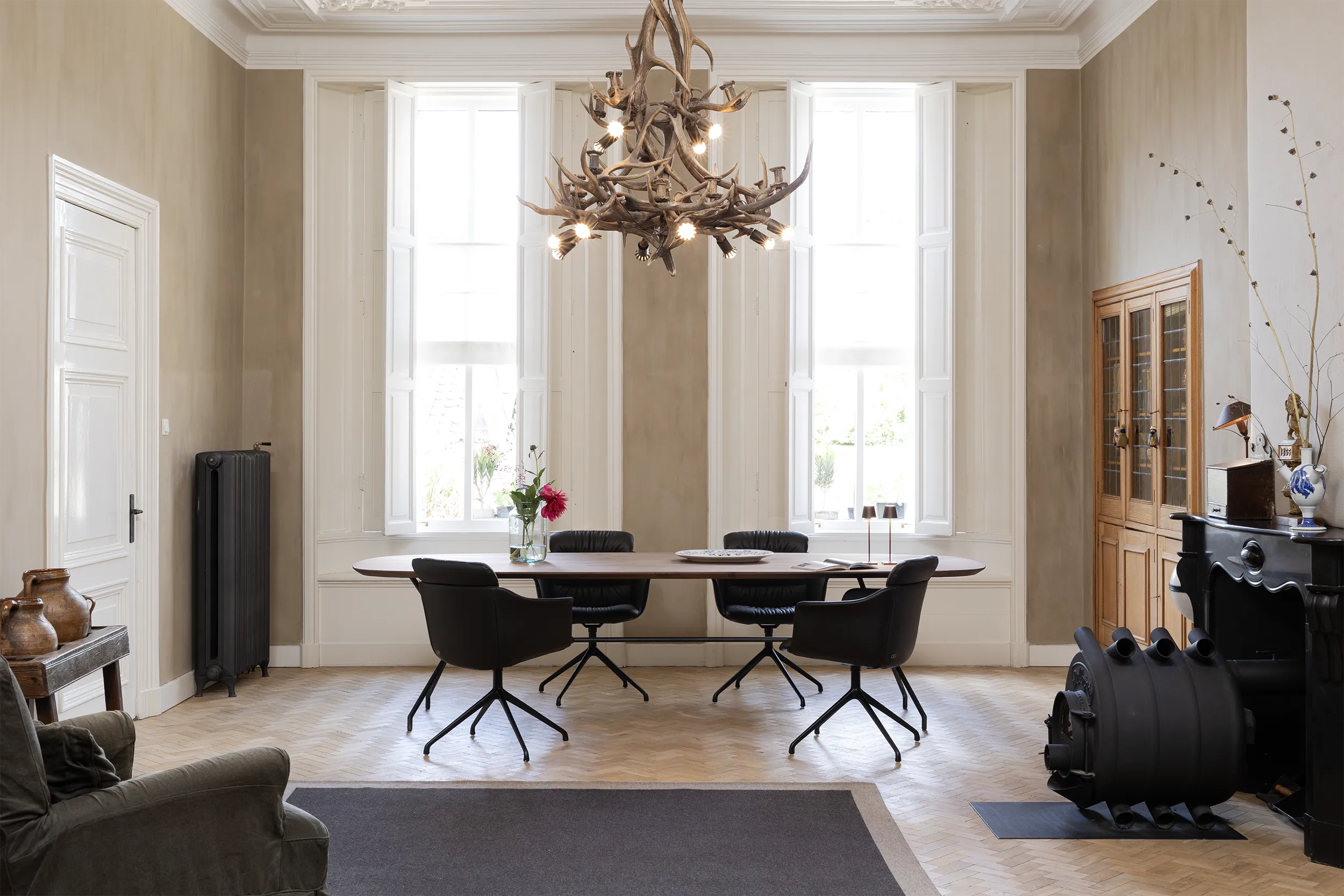 Scandinavische ovale eettafel van notenhout