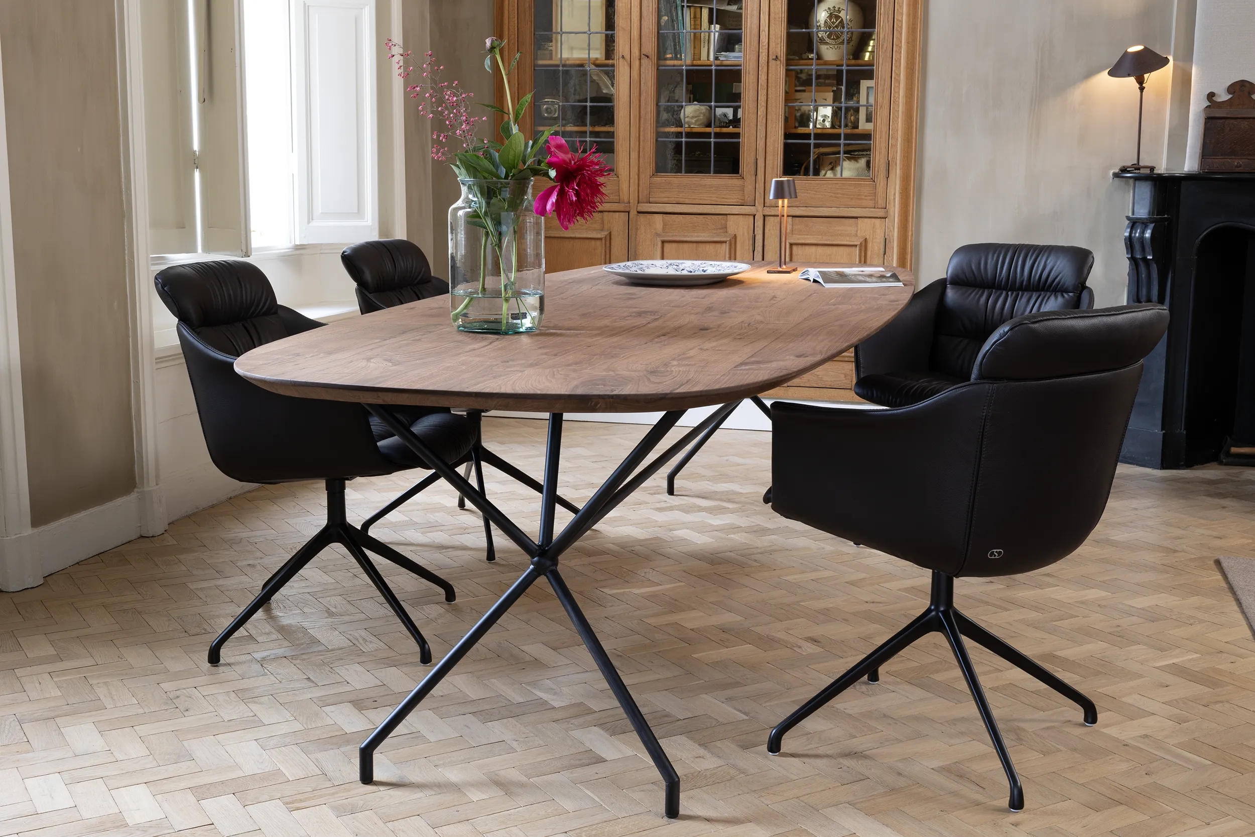 Scandinavische ovale eettafel van notenhout