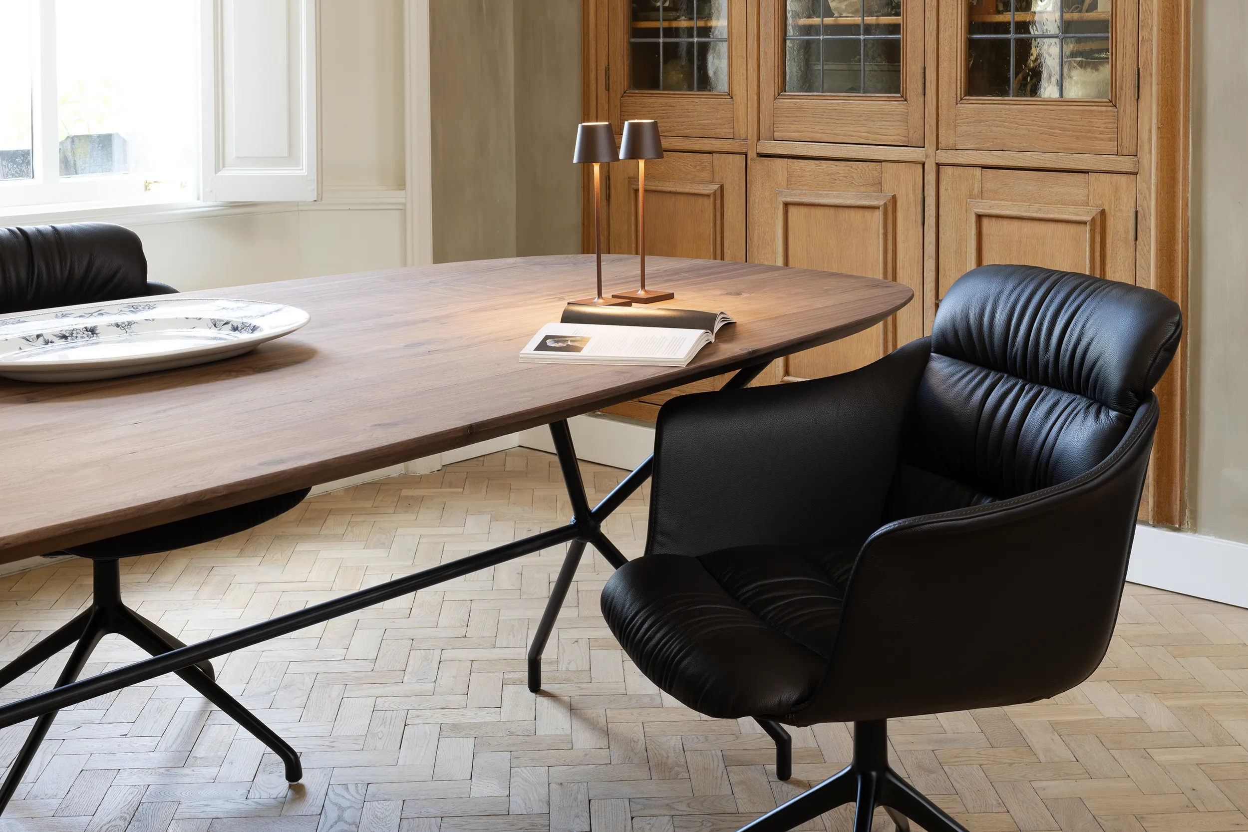 Scandinavische ovale eettafel van notenhout