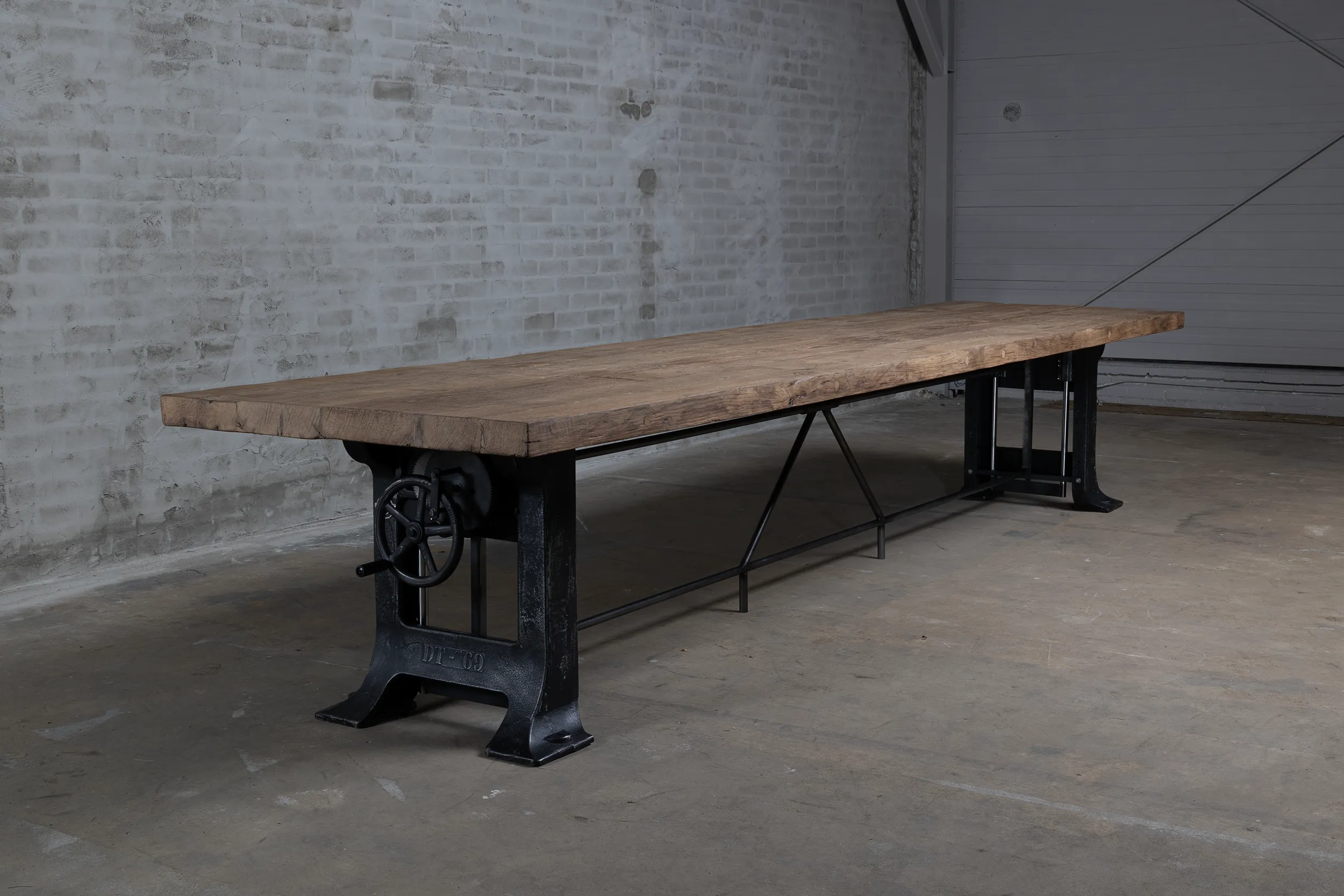 Grote massief eiken eettafel in hoogte verstelbaar