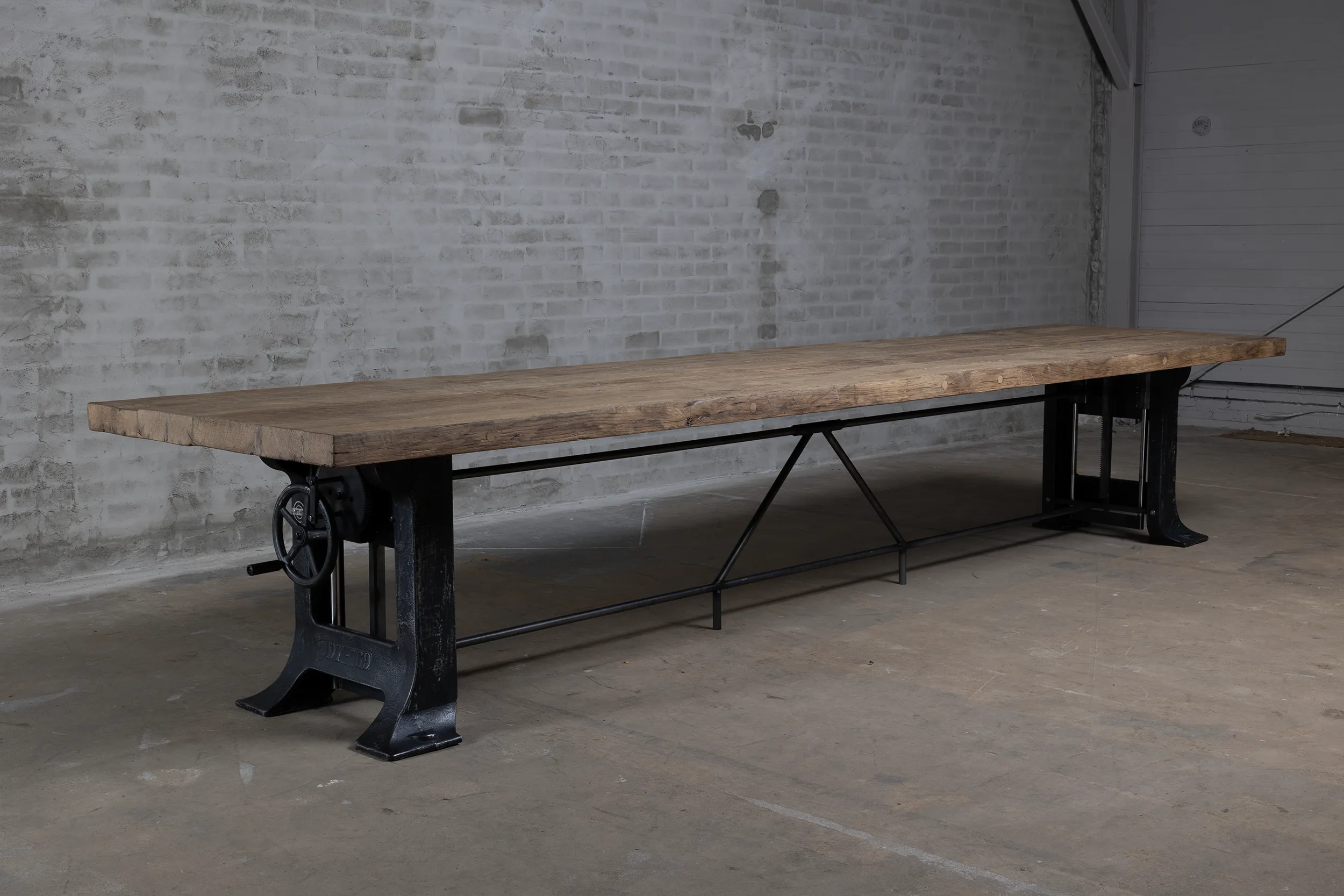 Grote massief eiken eettafel in hoogte verstelbaar