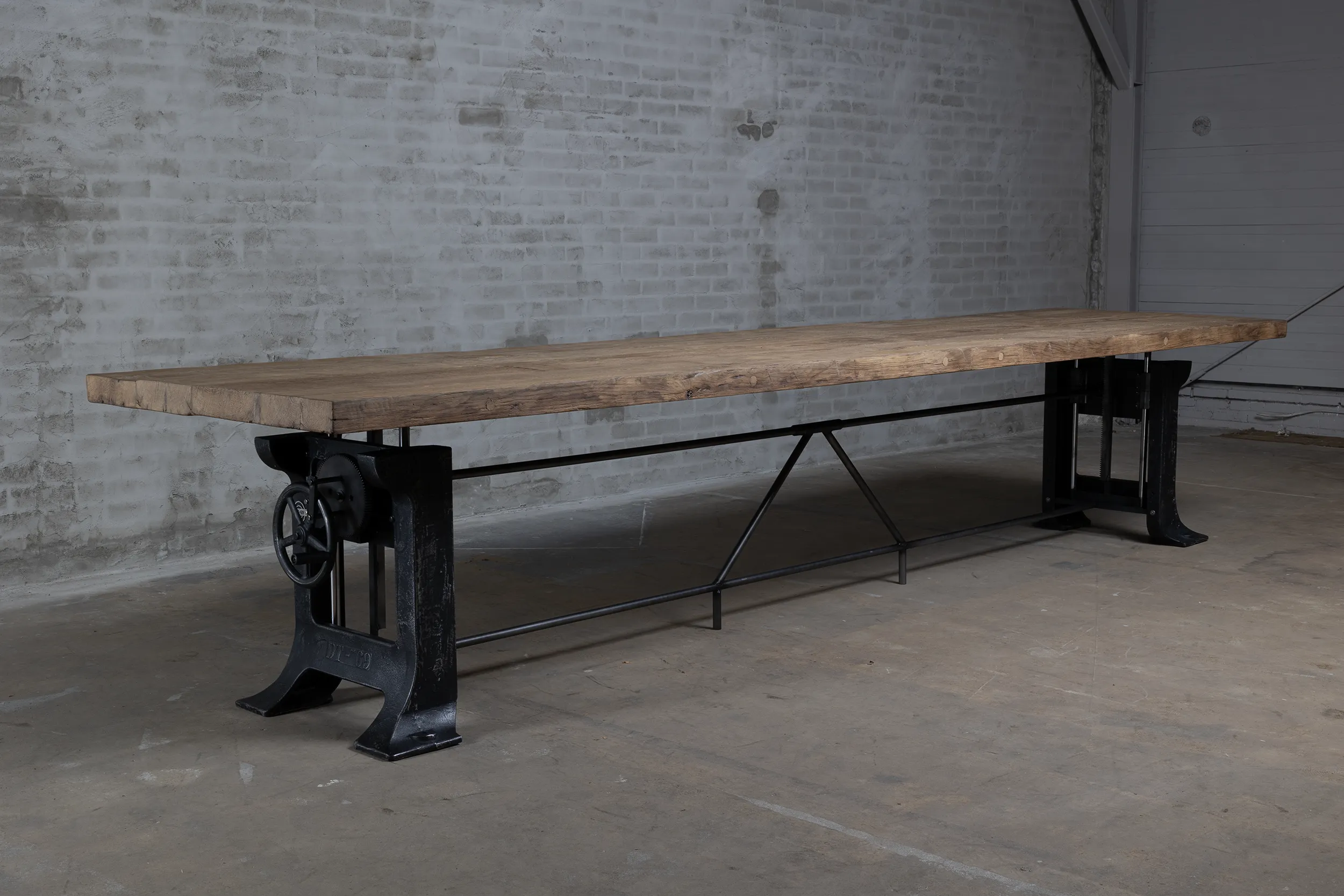 Grote massief eiken eettafel in hoogte verstelbaar