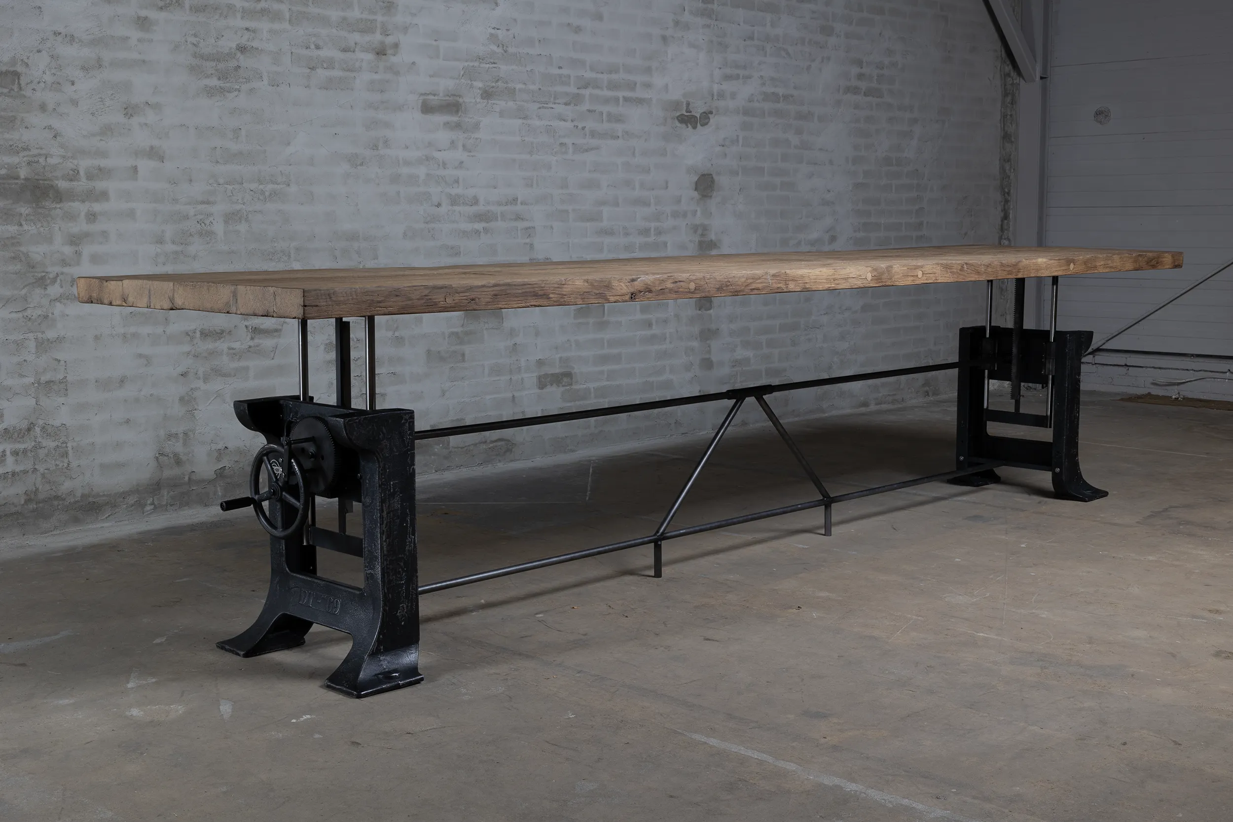 Grote massief eiken eettafel in hoogte verstelbaar