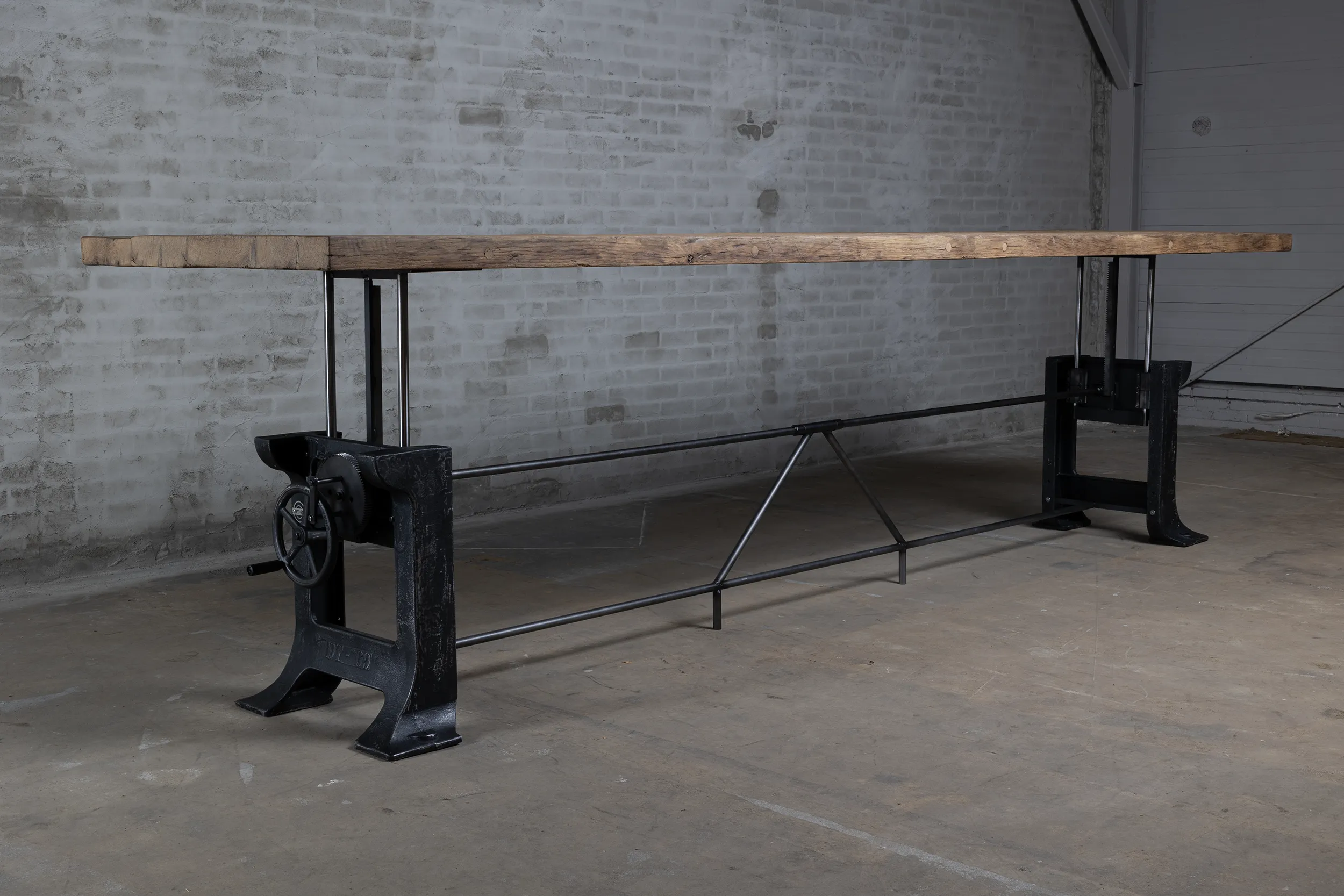 Grote massief eiken eettafel in hoogte verstelbaar