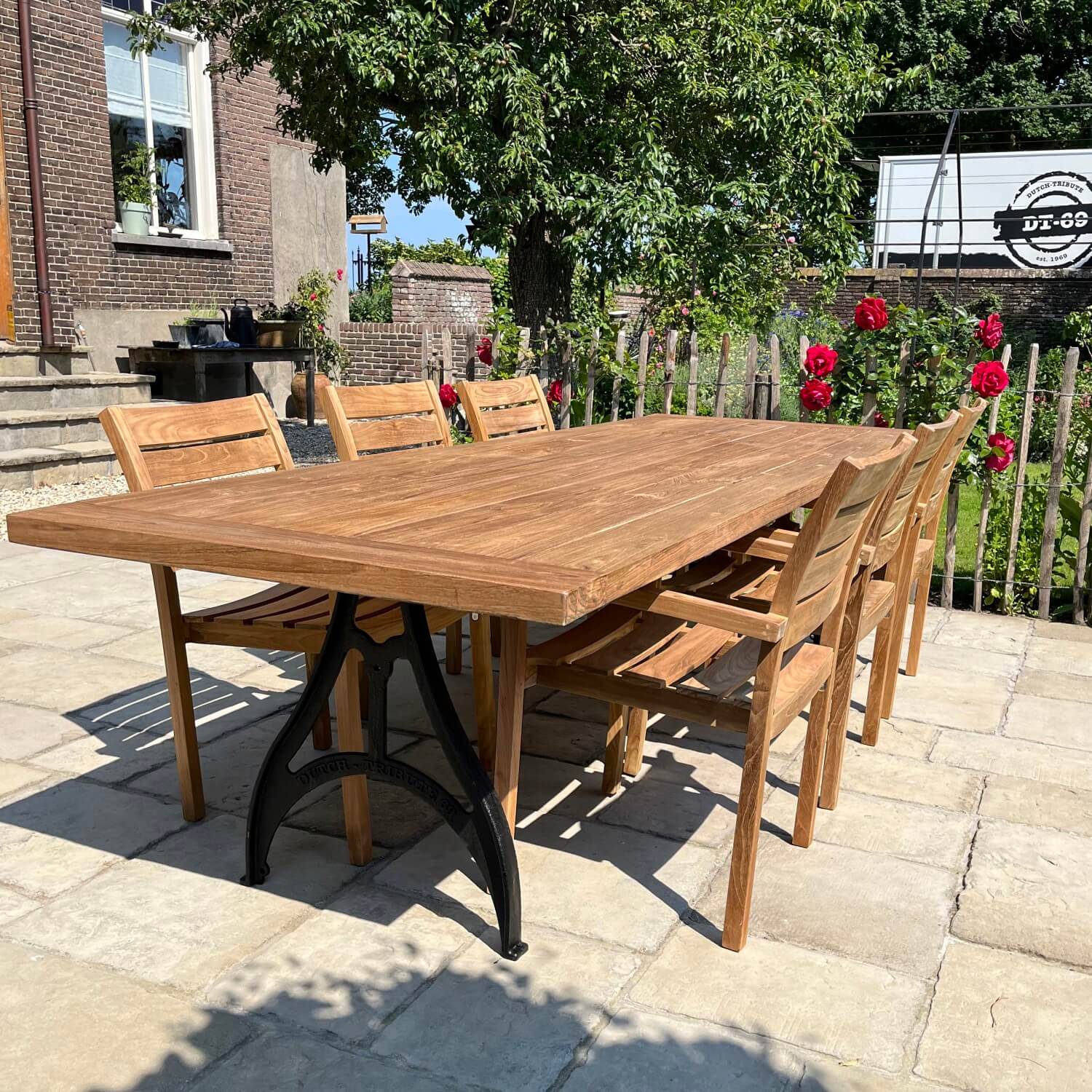 Industrie Design Gartentisch mit Tischbeine aus Gusseisen und Tischplatte aus Teakholz - T09