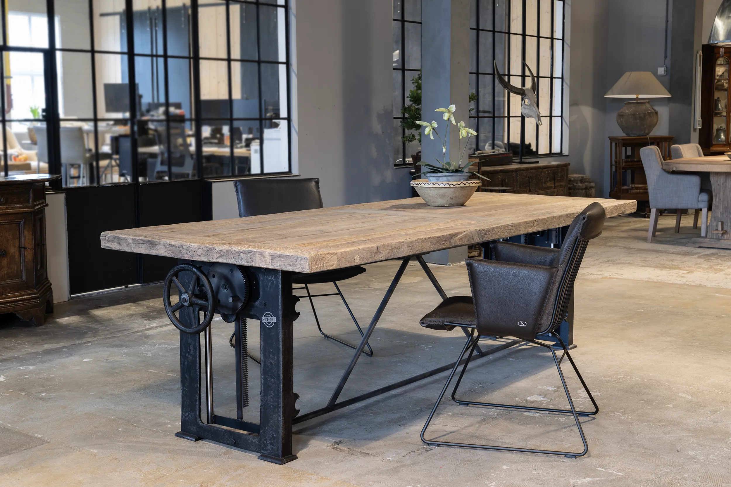 Industriële eettafel DT02 in showroom met de Sede eetkamerstoelen