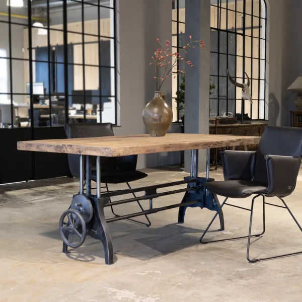 Industrieller Couchtisch mit höhenverstellbarem Mechanismus. Handgefertigt nach Maß.