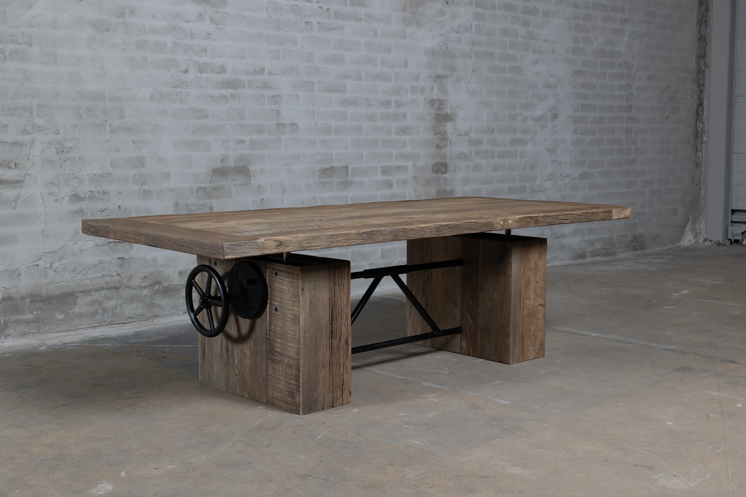 In hoogte verstelbare salontafel met wieltjes op maat gemaakt