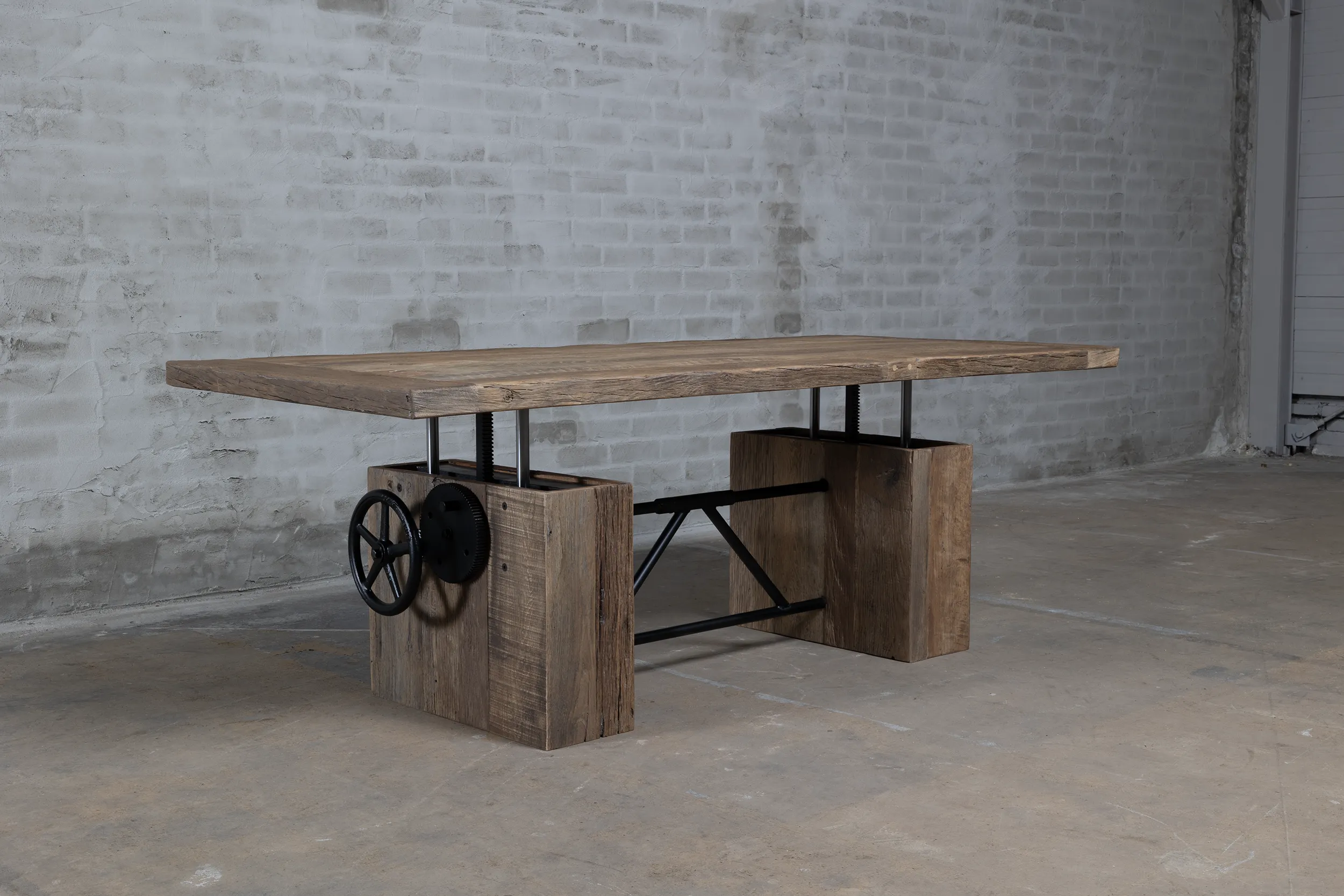 In hoogte verstelbare salontafel met wieltjes op maat gemaakt