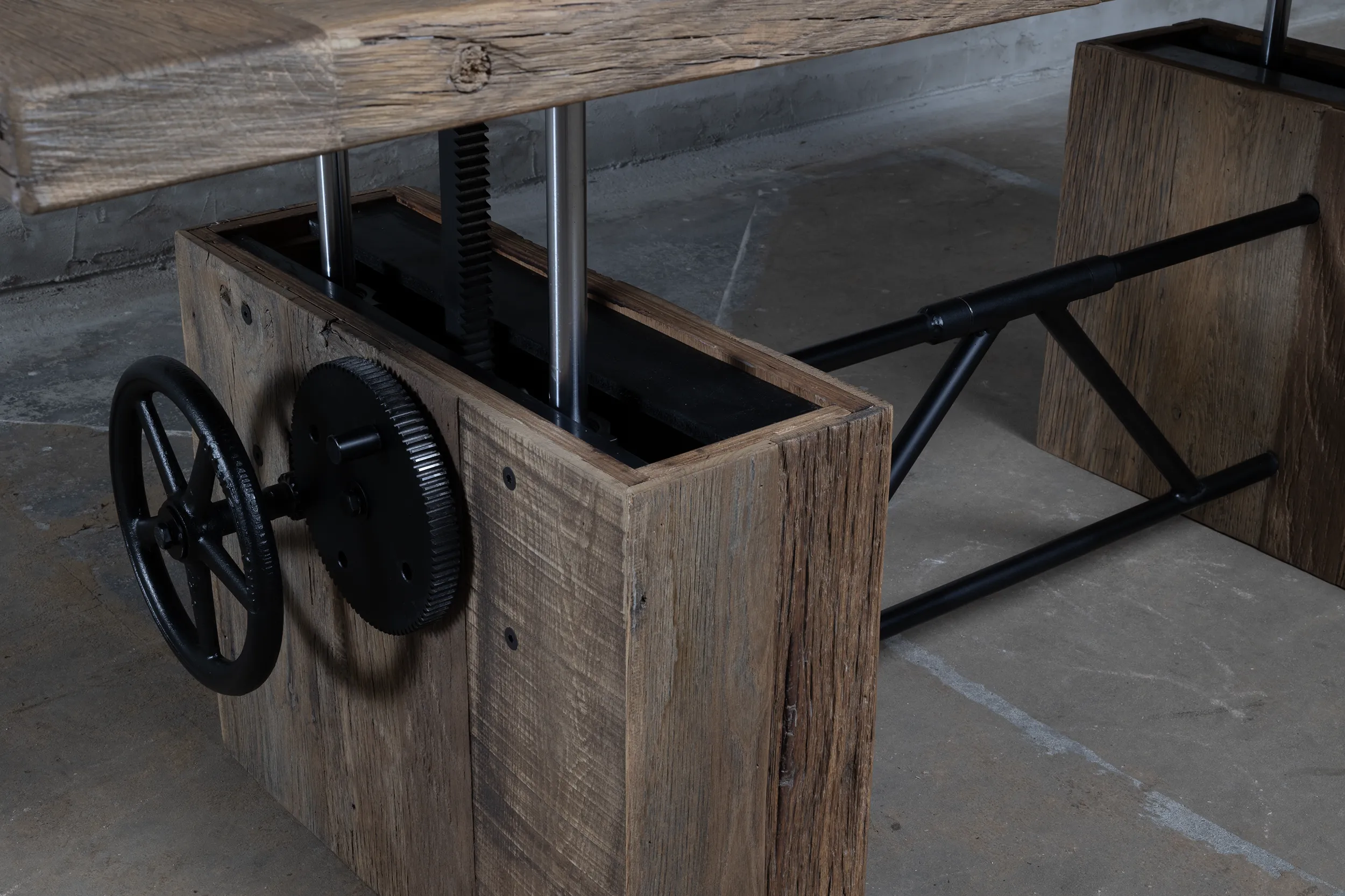 In hoogte verstelbare salontafel met wieltjes op maat gemaakt