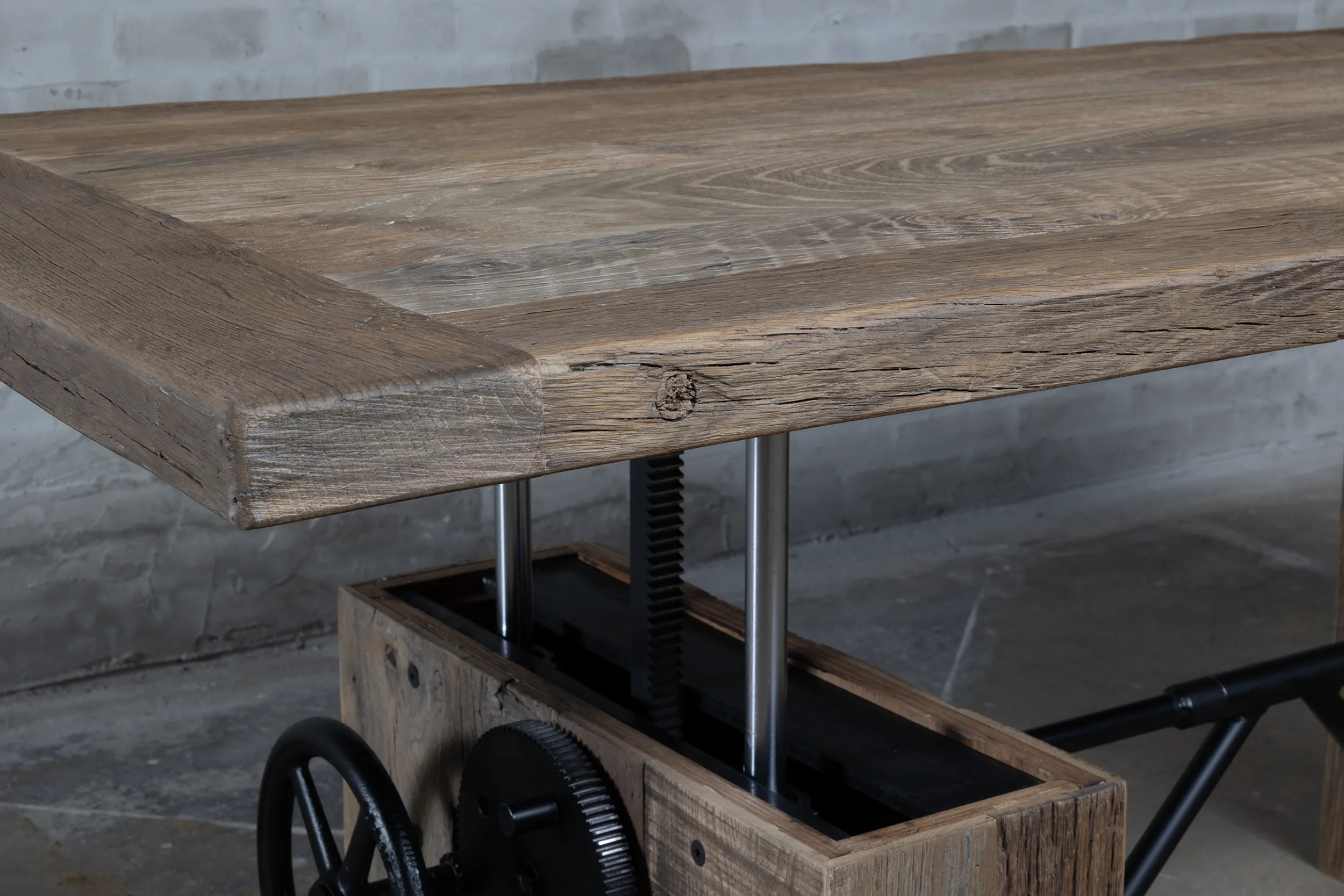 In hoogte verstelbare salontafel met wieltjes op maat gemaakt