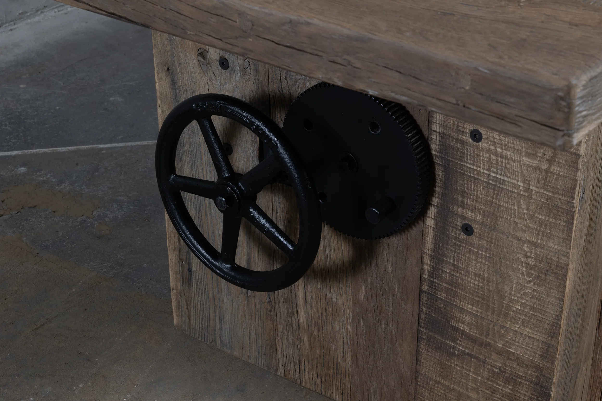 In hoogte verstelbare salontafel met wieltjes op maat gemaakt