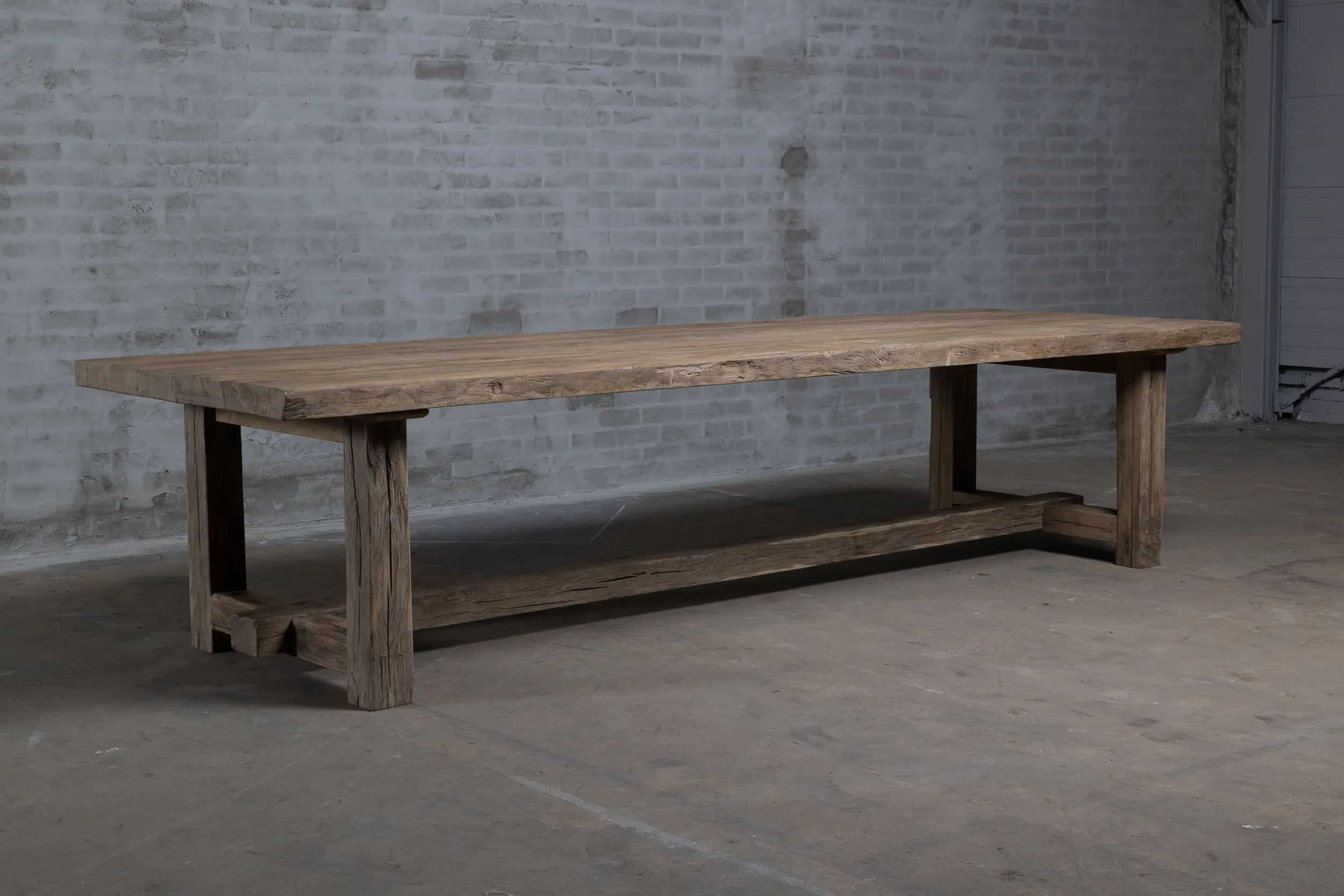 Seitenansicht des Ulmer Refektoriumtisches Z027-M aus massiver Eiche