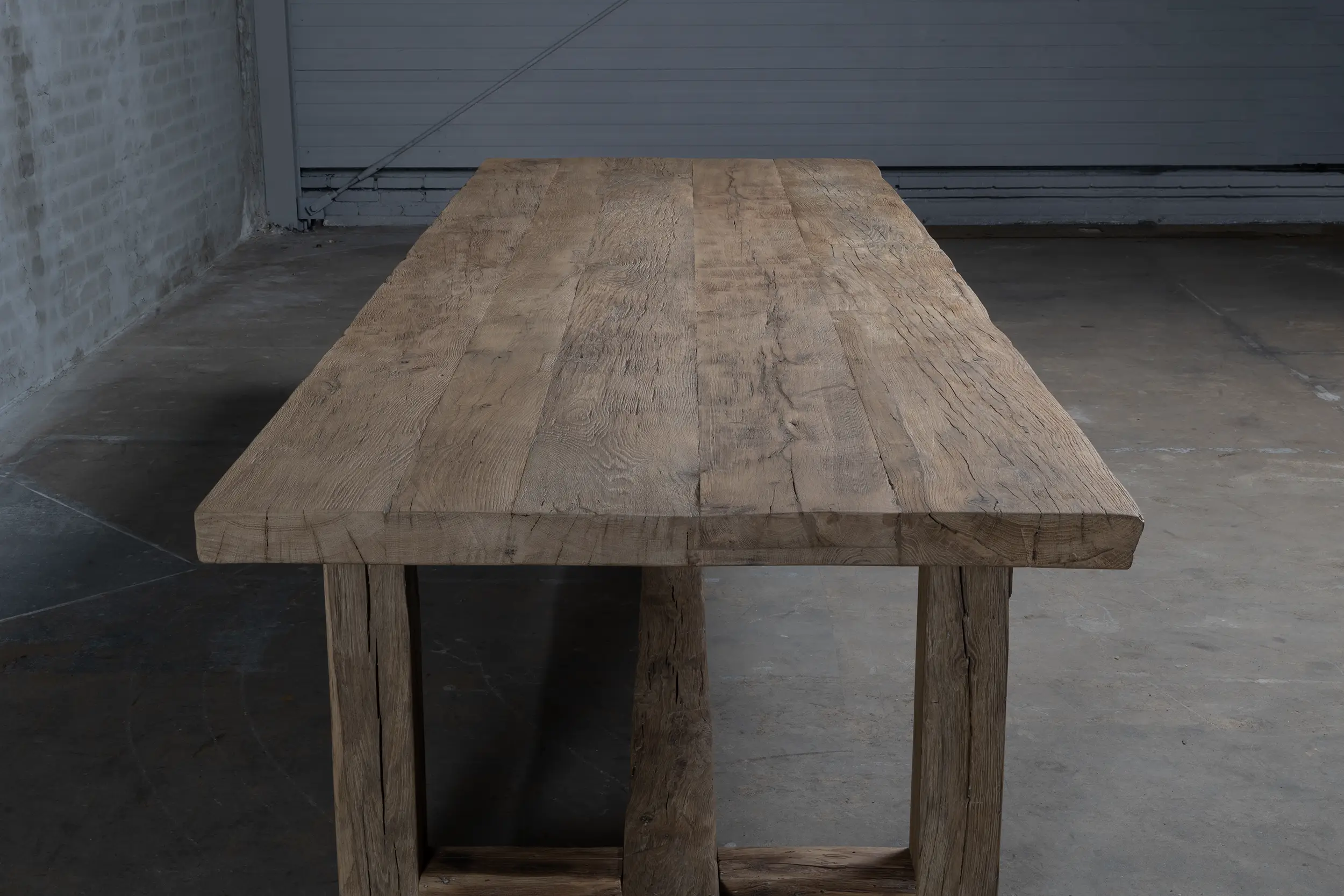 vooraanzicht van de Z027-M Ulm kloostertafel van massief oud eikenhout